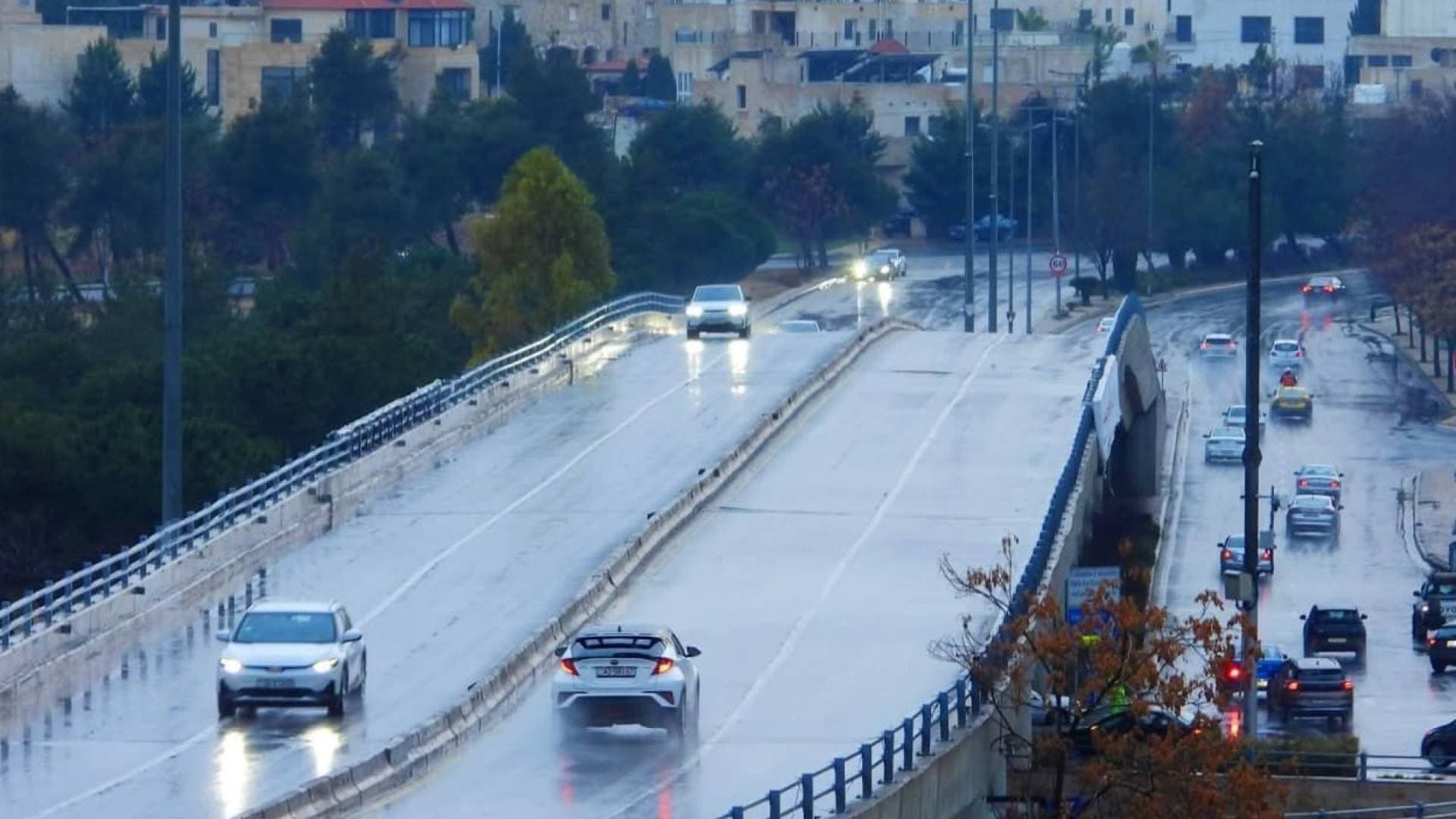 طقس العرب: بداية تأثر الأردن بأحوال جوية غير مستقرة وتنبيه من السيول في بعض المناطق