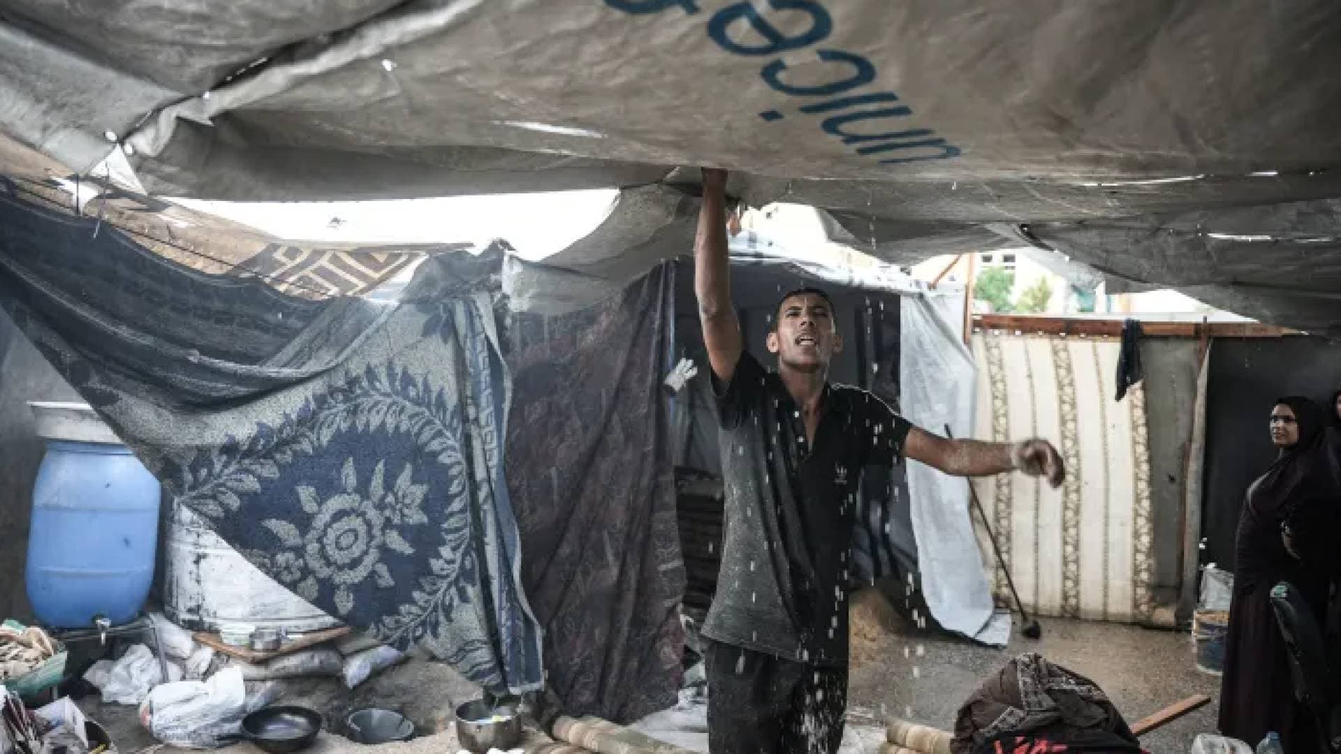 منخفض جوي يهدد بكارثة إنسانية في خان يونس.. والبلدية تحذر: شبكات الصرف مشلولة -فيديو