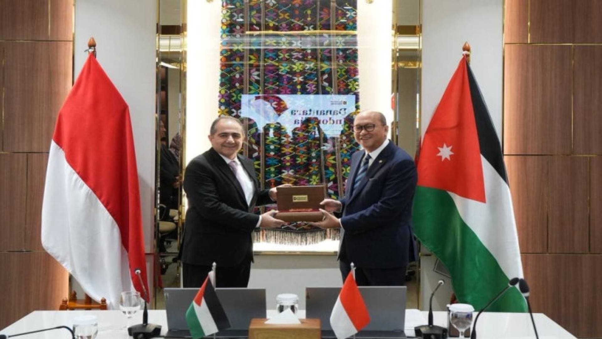 الأردن وإندونيسيا يبحثان شراكات استراتيجية في التعدين وتصنيع الأسمدة