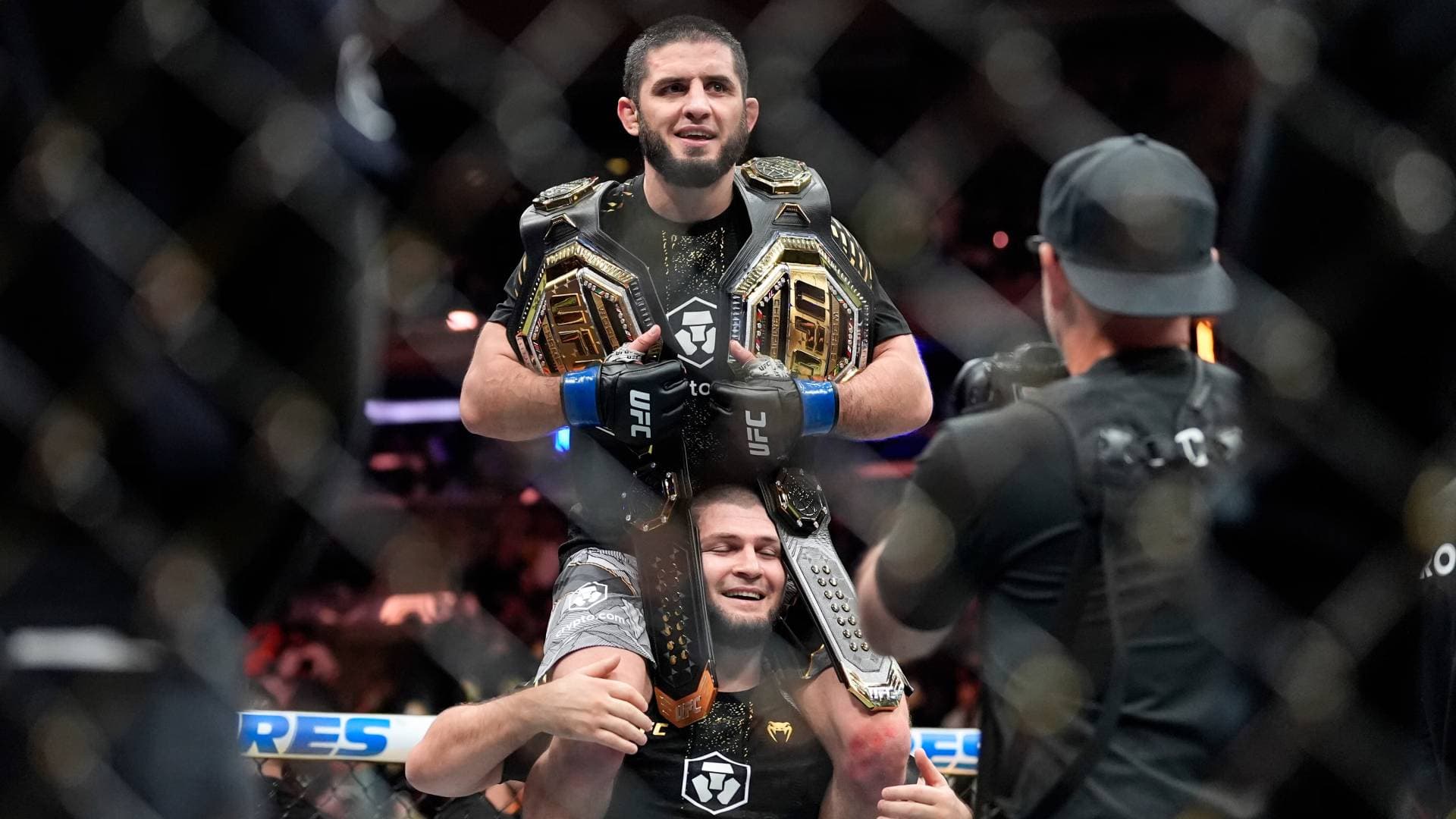 إسلام ماخاشيف يكتب التاريخ في نيويورك.. بطل وزنين بـUFC 322