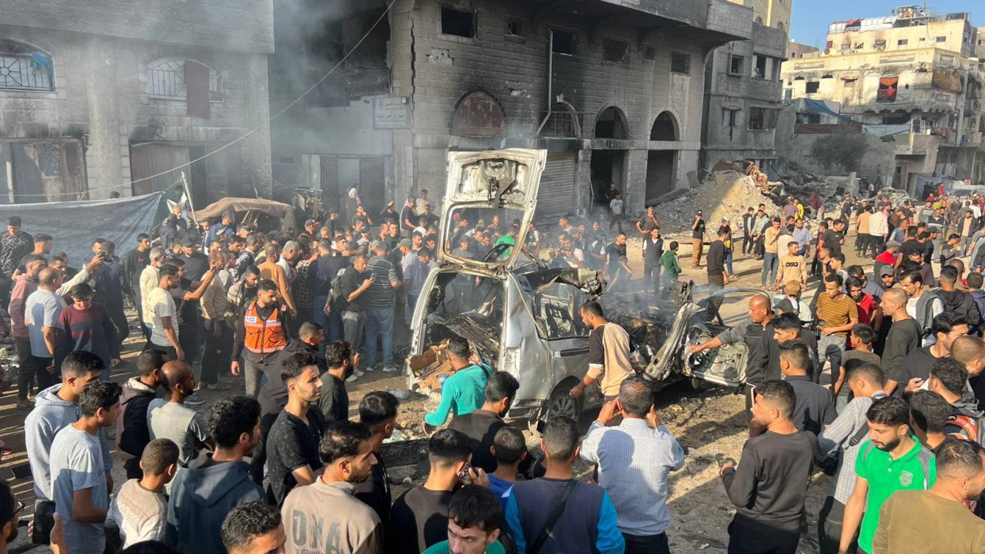 الاحتلال:  اغتيال القيادي "في القسام علاء الحديدي" وأطفاله في قصف مركز وسط غزة - فيديو