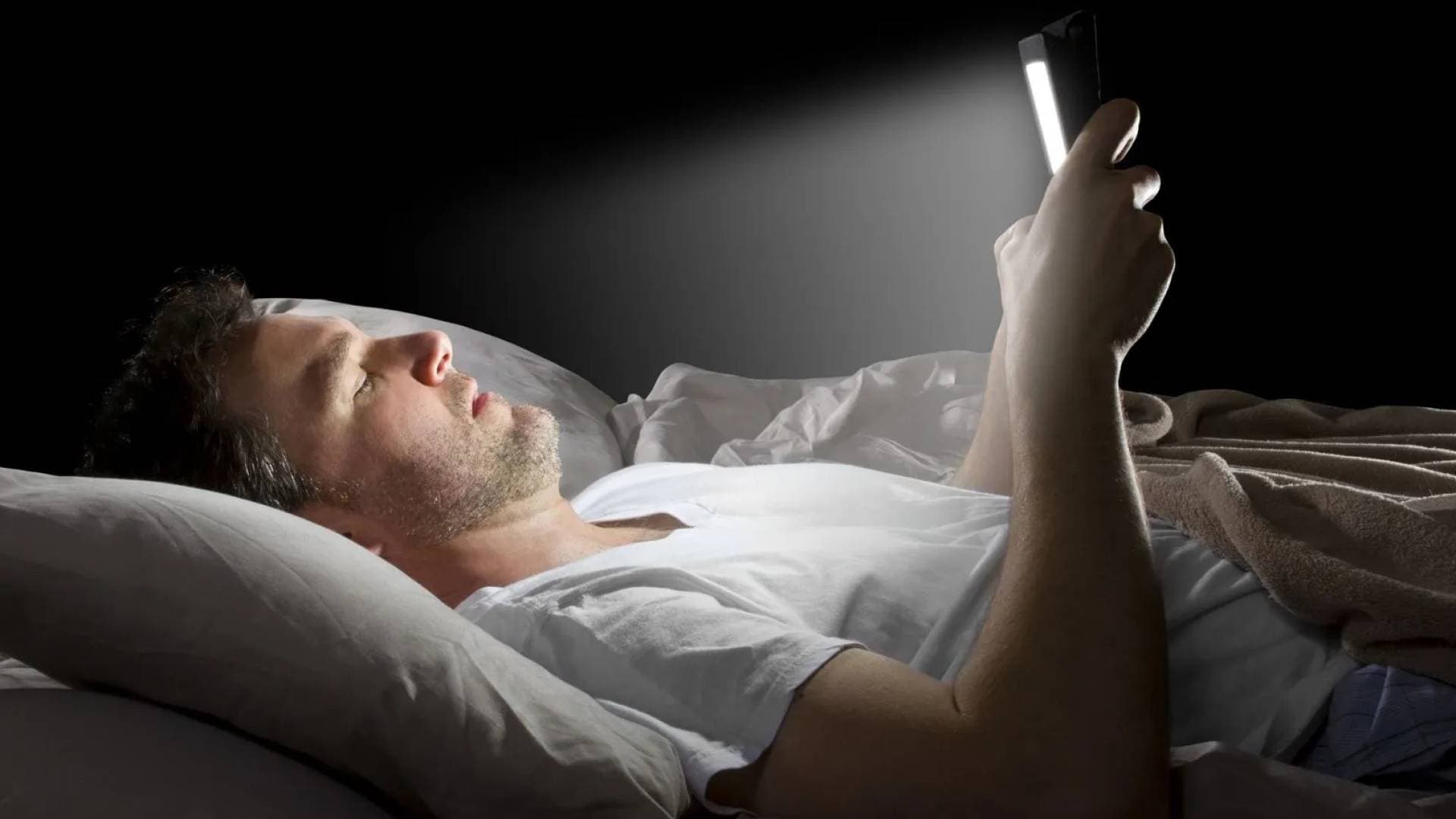 دراسة تحذر: استخدام الهواتف ليلا يرفع مستوى "الأفكار الانتحارية"