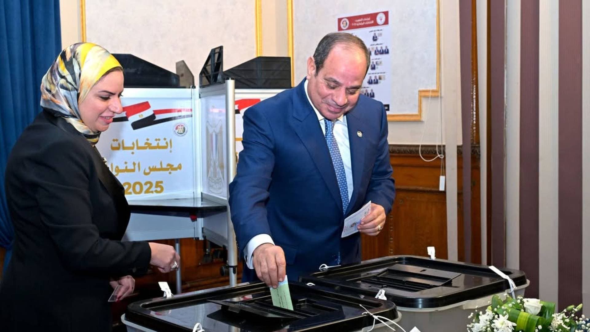 الرئيس المصري عبد الفتاح السيسي يدلي بصوته في الانتخابات البرلمانية المصرية -فيديو