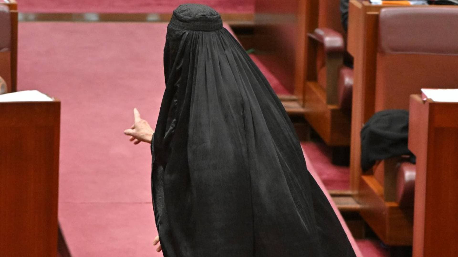 نائبة أسترالية ترتدي البرقع في مجلس الشيوخ لإثارة معارضيها
