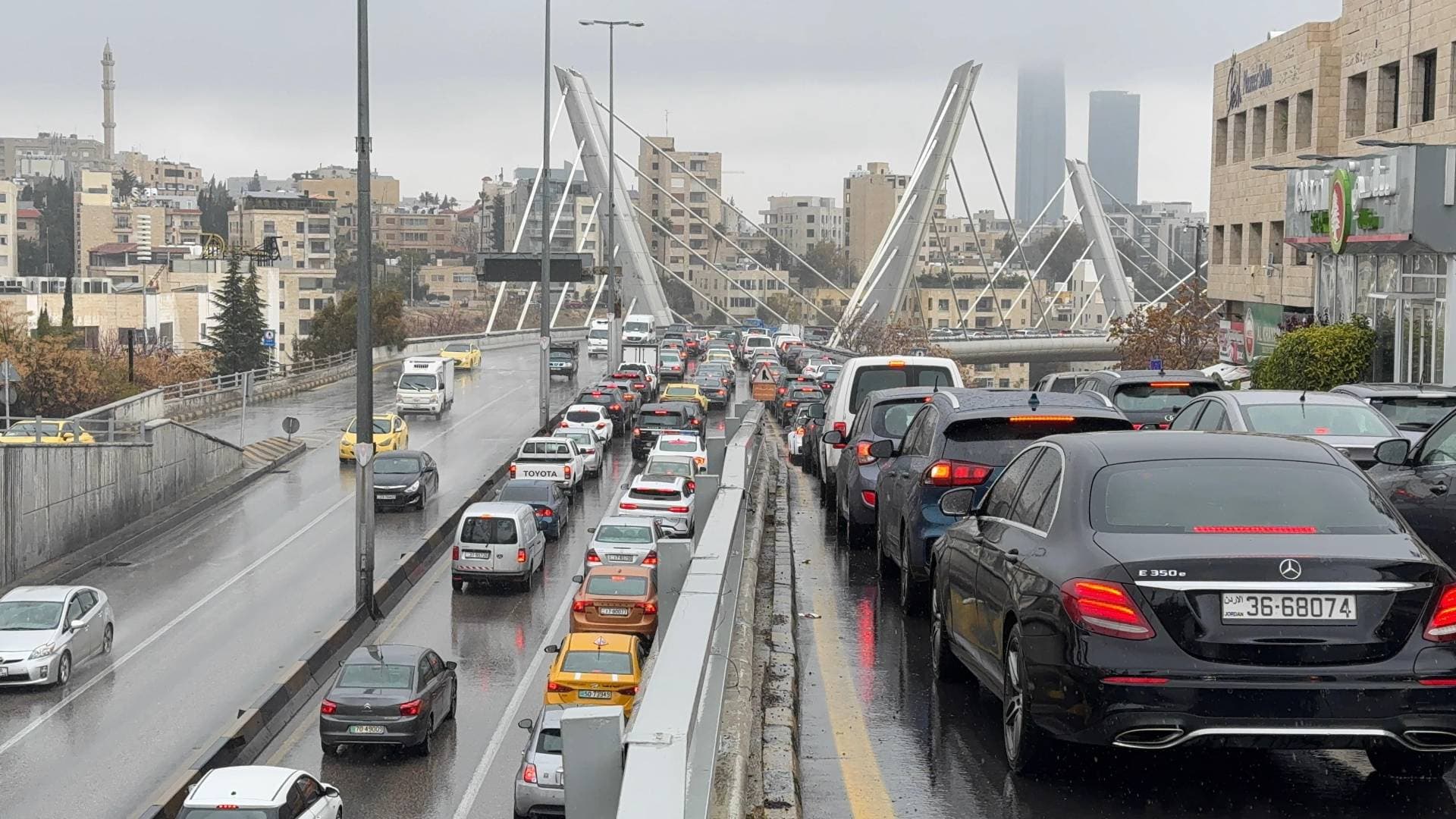 أزمة مرورية على طريق المطار وفي شوارع العاصمة عمان تزامنا مع هطول الأمطار