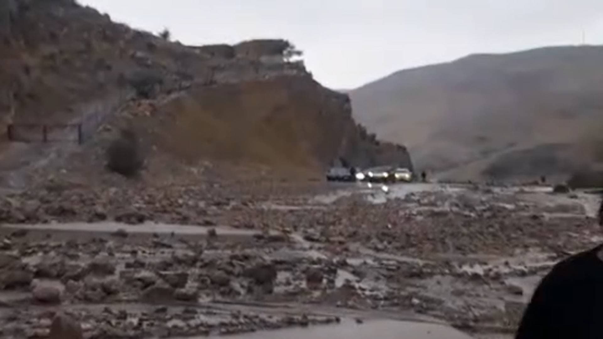 انجراف صخري ضخم على طريق وادي شعيب بسبب مياه الأمطار - فيديو