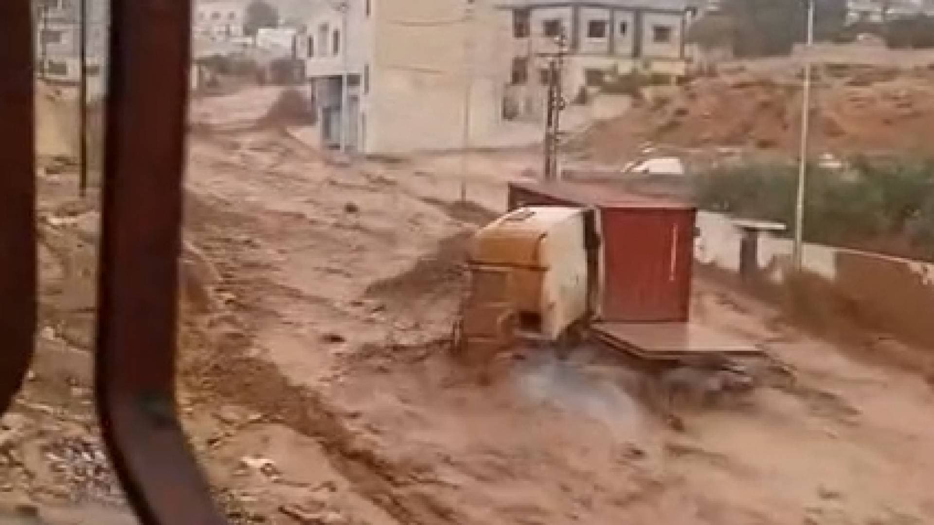 غرق مركبات في منطقة وادي الزيغان بالزرقاء بسبب السيول الناتجة عن مياه الأمطار - فيديو