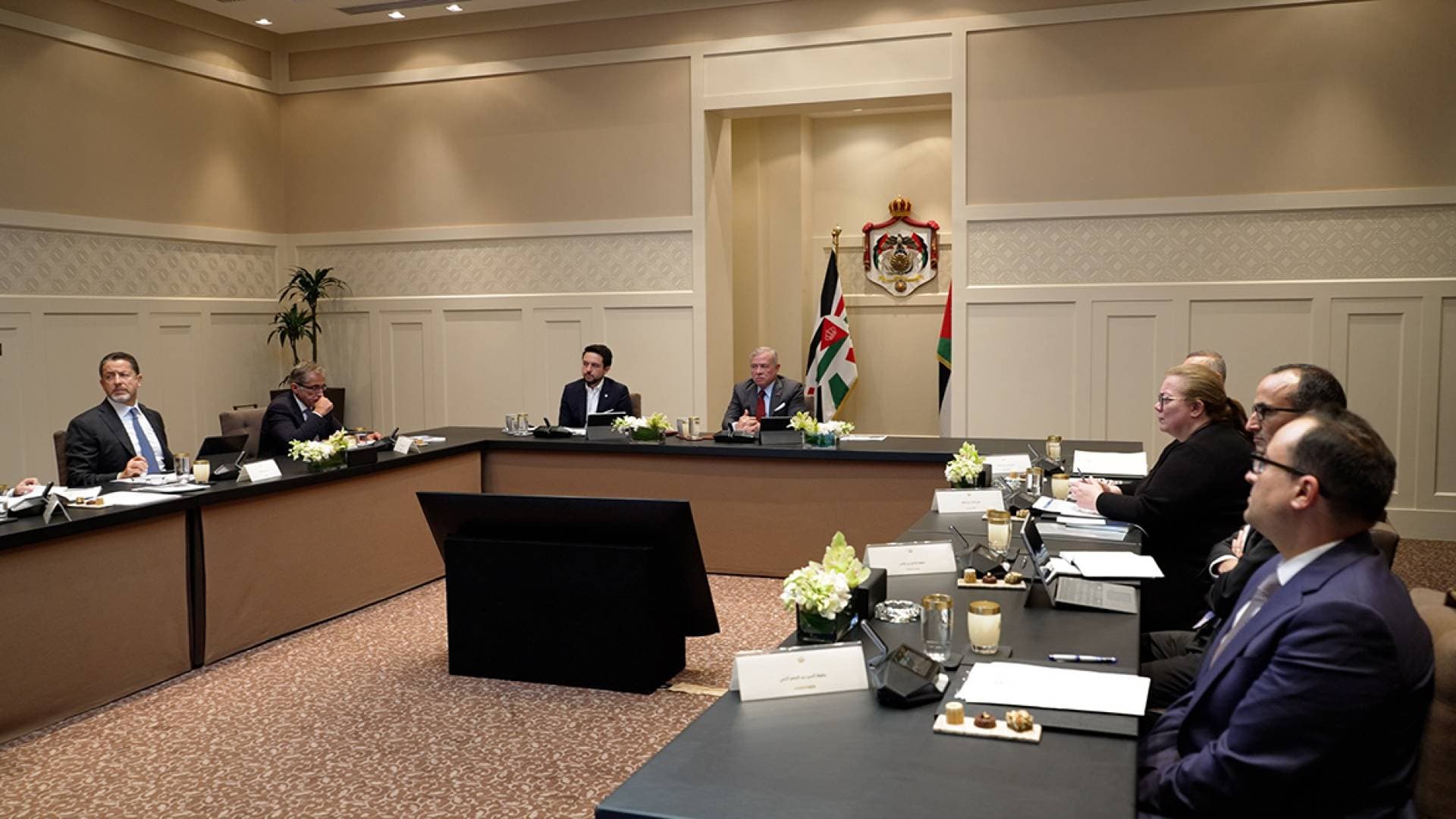 الملك يؤكد أهمية إعداد خطة واضحة وموحدة لتطوير مسار الاستثمار -فيديو