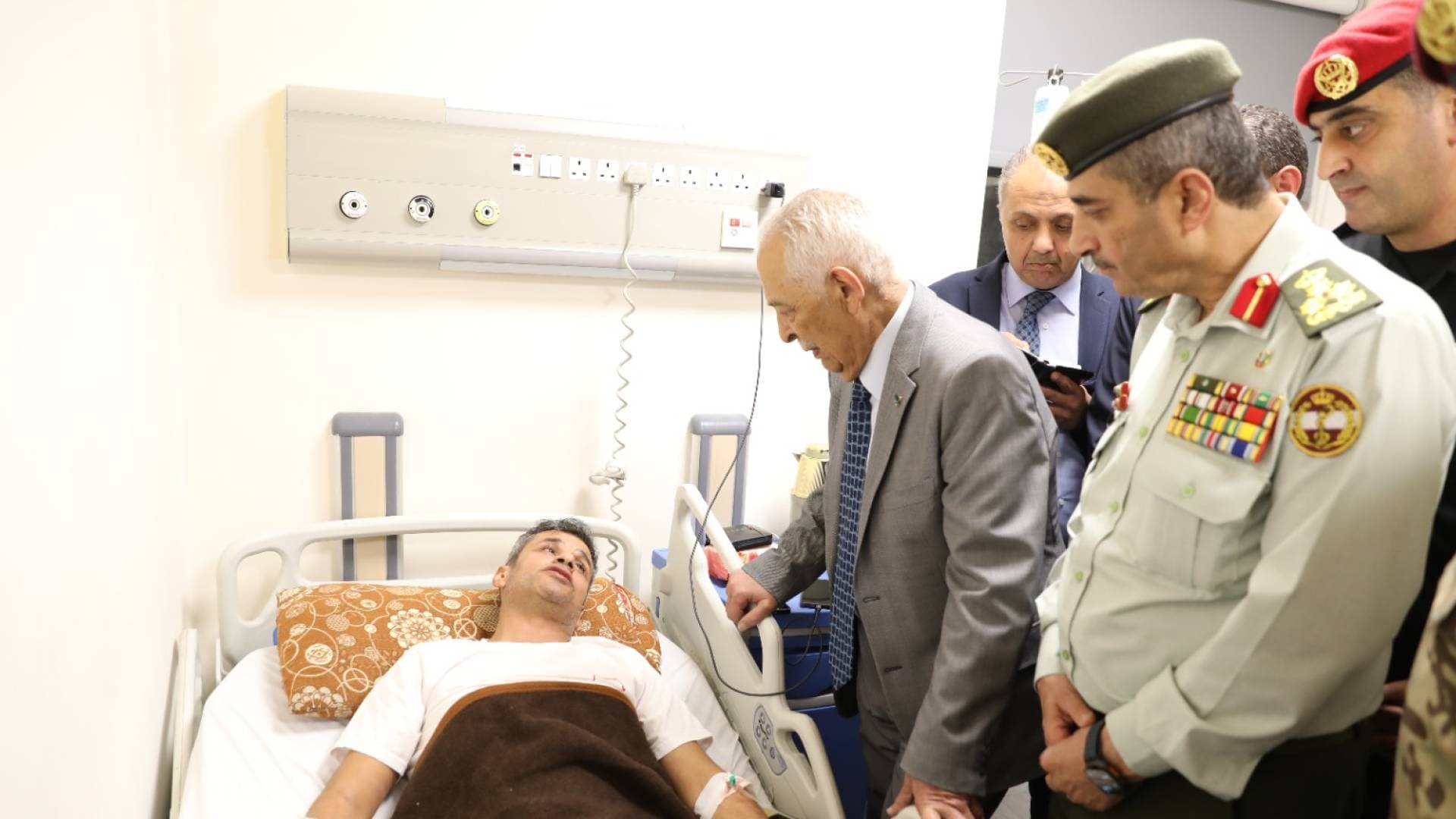 بتوجيهات ملكية العيسوي يطمئن على صحة مصابي المداهمة الأمنية بالرمثا وينقل اعتزاز الملك وولي العهد وتمنياتهما بالشفاء العاجل