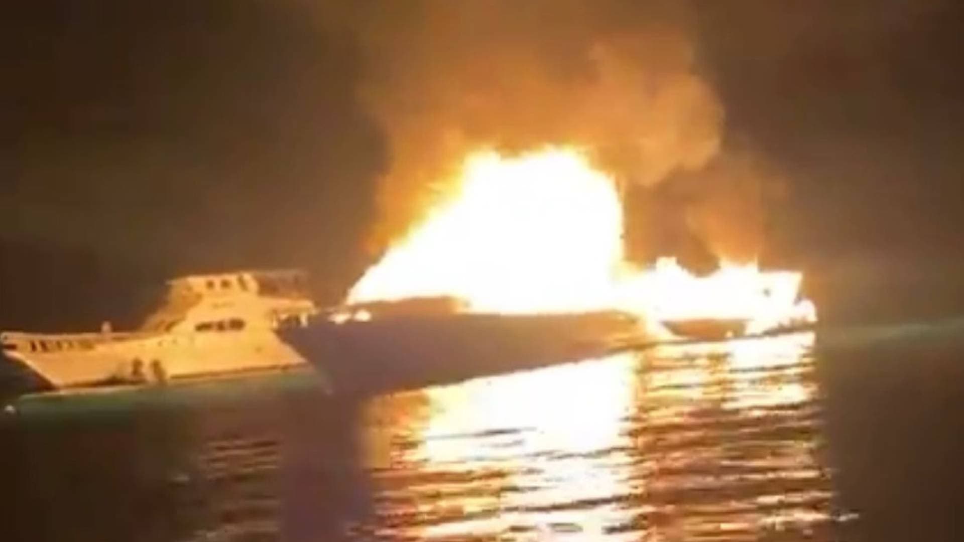 مصر: السيطرة على حريق مروع التهم مركبا سياحيا قرب الغردقة دون وقوع إصابات
