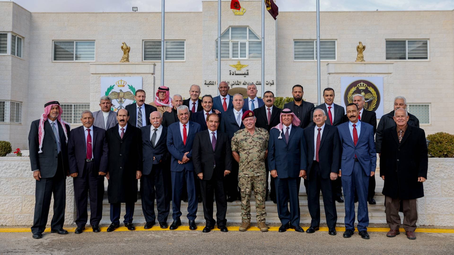 الملك  يلتقي متقاعدين عسكريين خدموا معه في القوات الخاصة ويعبر عن تقديره لجهودهم - فيديو وصور
