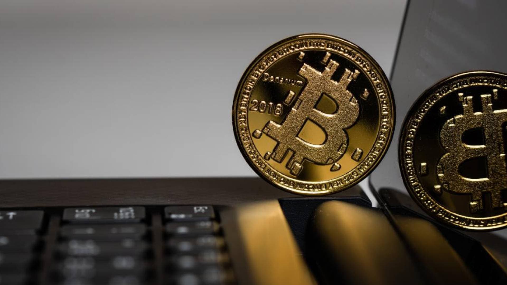 بيتكوين تتراجع دون 90 ألف دولار وسط مخاوف الانزلاق إلى قيعان جديدة