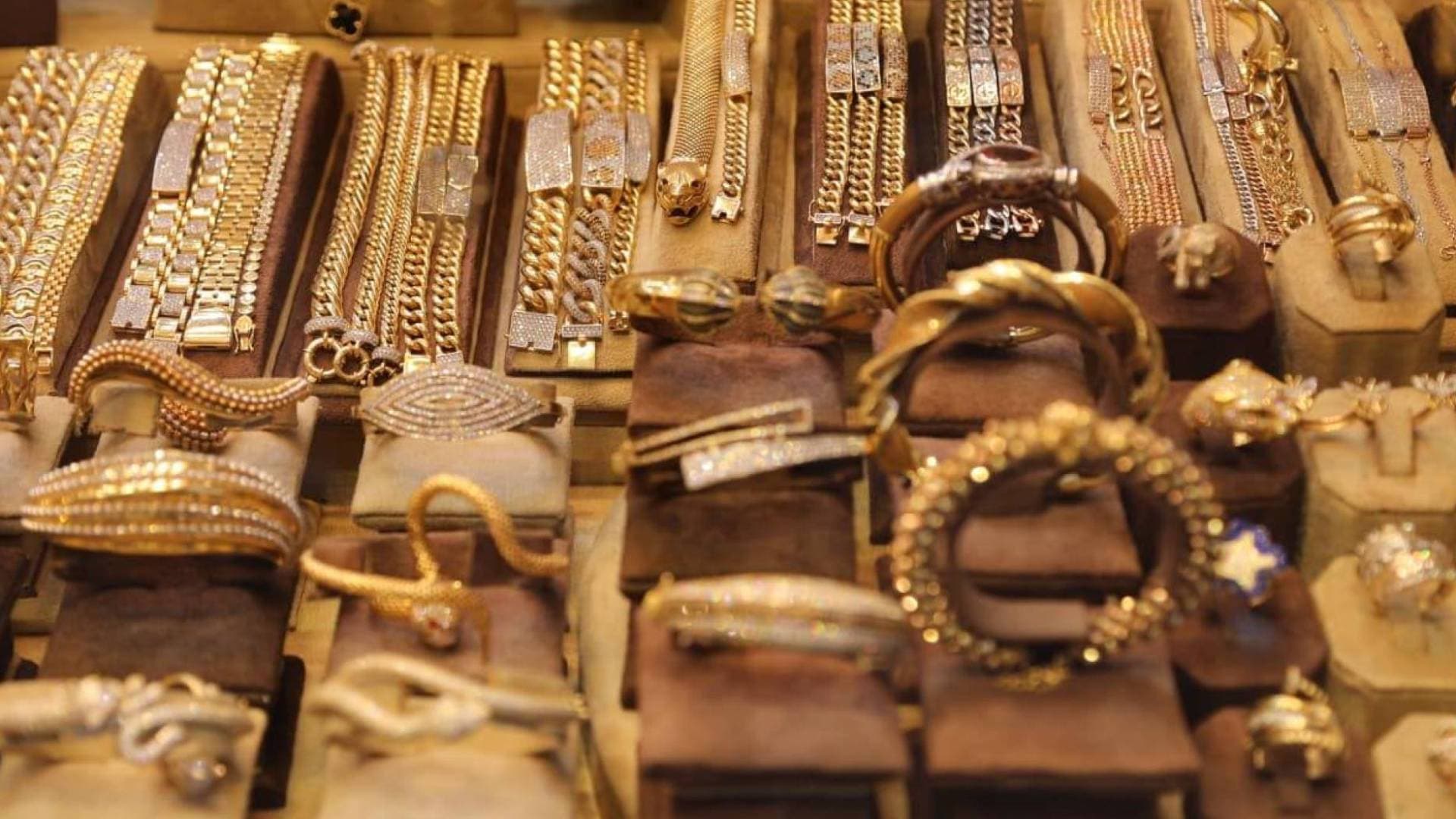 "المعدن الأصفر" يستعيد بريقه.. الذهب يقترب من 4,400 دولار