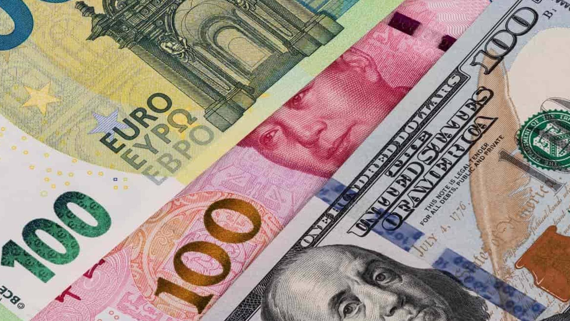 تراجع ملحوظ لـ الدولار أمام اليوان الصيني في التعاملات المبكرة