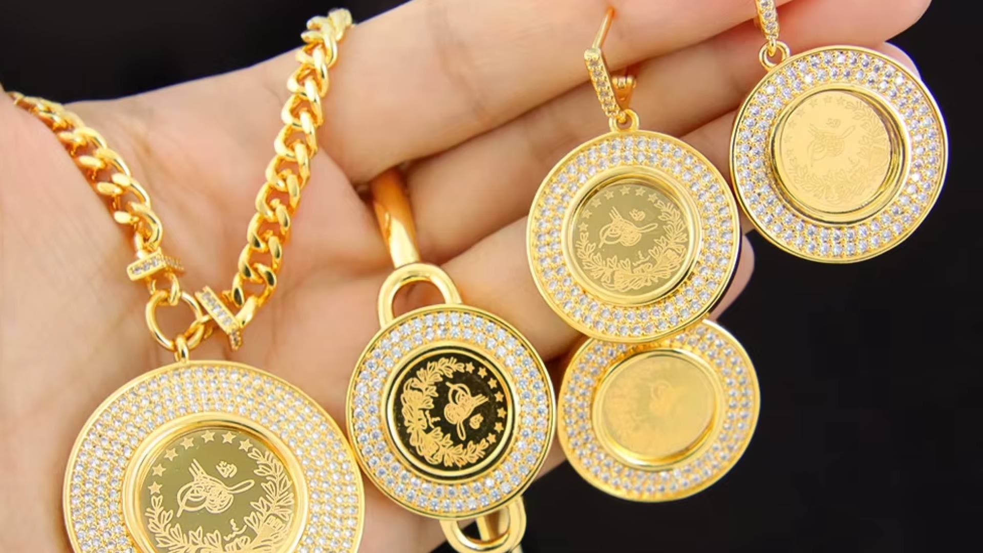جمعة القمم التاريخية.. الذهب يخترق 4550 دولار ويغلق أسبوعا استثنائيا