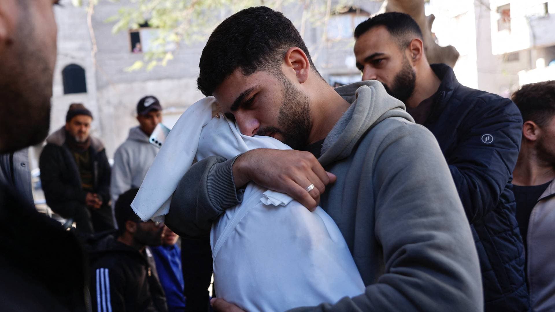 استشهاد فلسطيني برصاص الاحتلال شرق غزة.. وحصيلة الشهداء تقترب من 71 ألفا