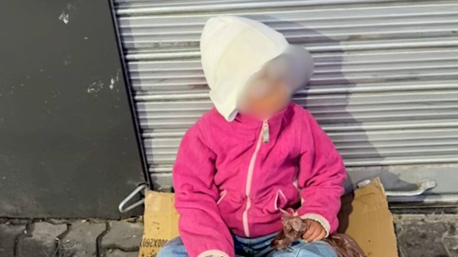 تحت برد الفجر القارس .. سيدة تجبر أطفالها على التسول أمام المسجد الحسيني في عمان - فيديو