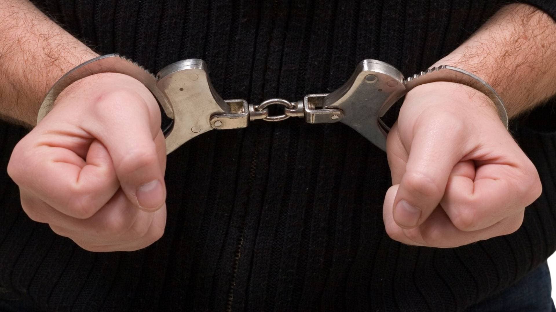مباحث غزة تحبط نشاط عصابة مسلحة في دير البلح وتضبط أسلحة وأموال