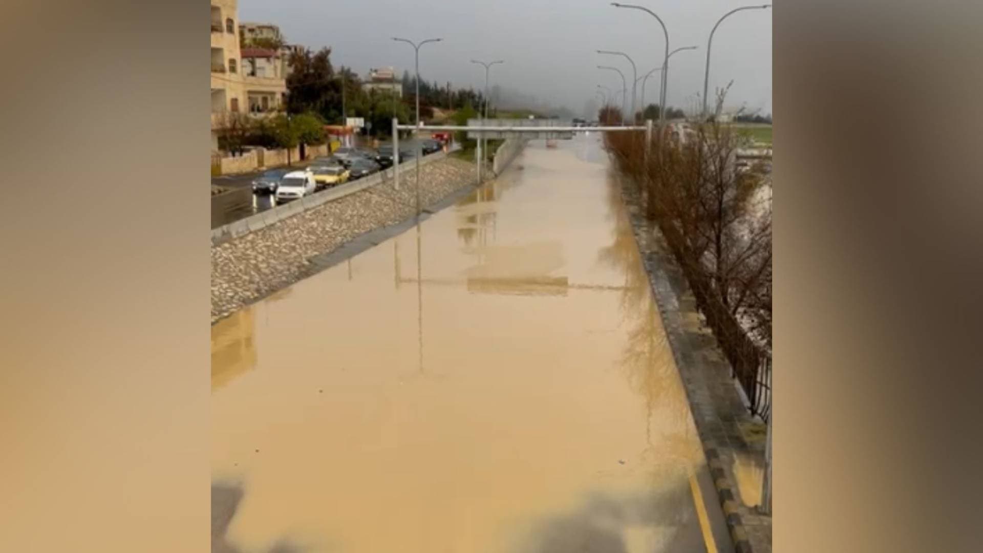 مراسل رؤيا: إغلاق جزئي للطريق المؤدي إلى مرج الحمام وناعور والبحر الميت إثر ارتفاع منسوب المياه