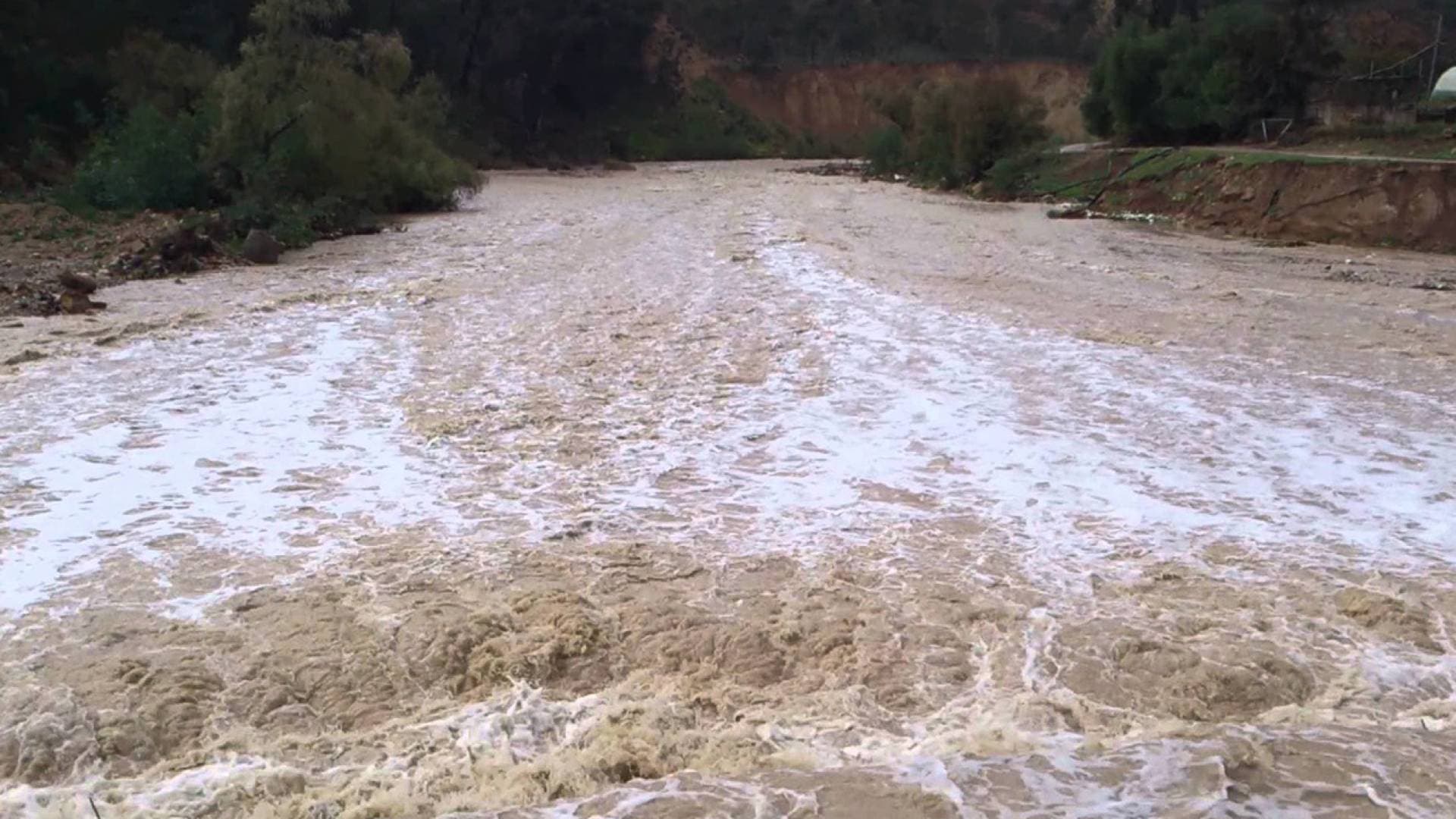 طريق "وادي عربة" سيغلق لأسابيع.. و"الأشغال": الطريق انجرف رغم وجود 24 فتحة للجسر