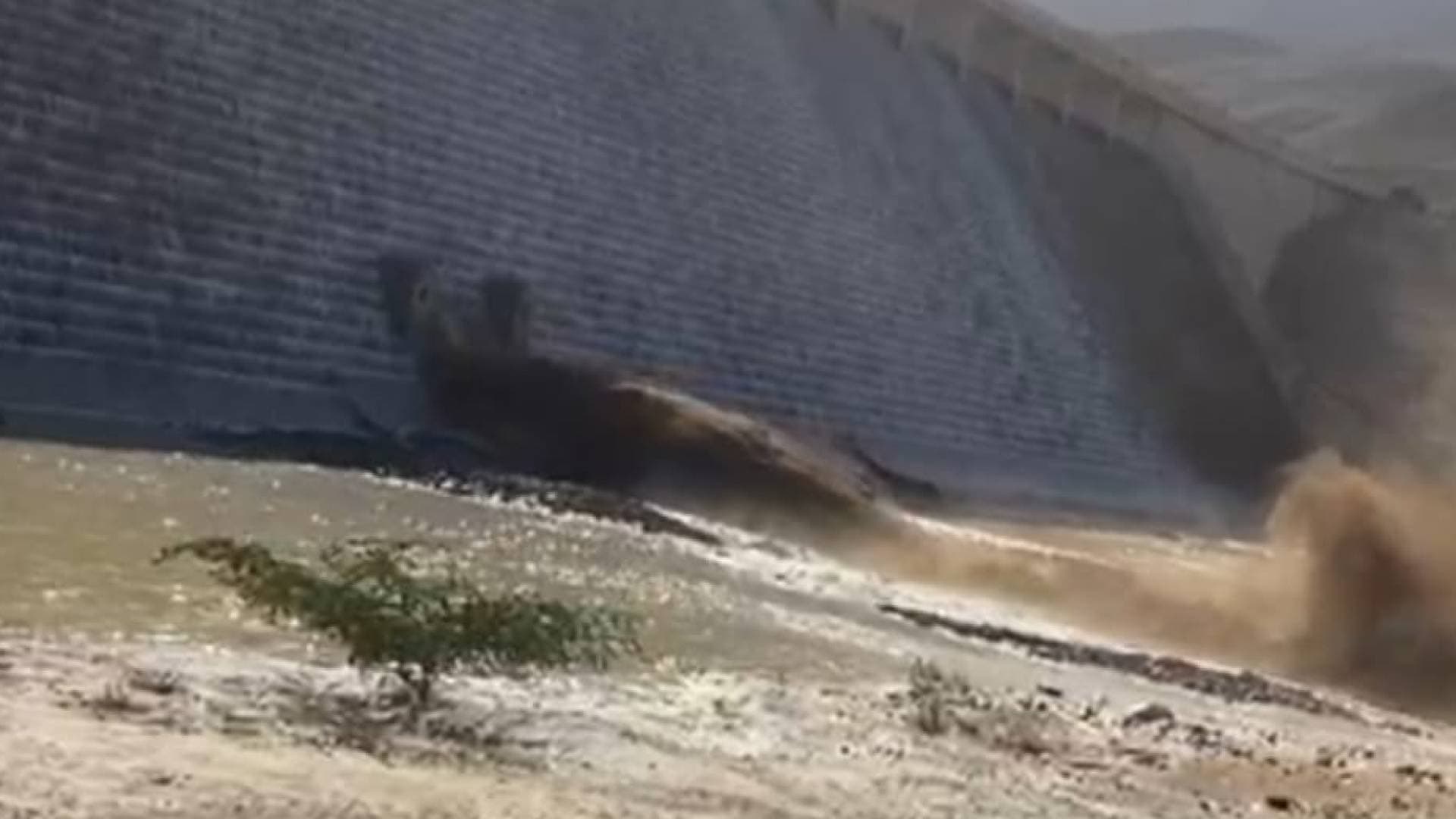لماذا تم فتح بوابات الهيدروليك في سد الموجب والقيام بعملية تفريغ الطمي؟ -فيديو