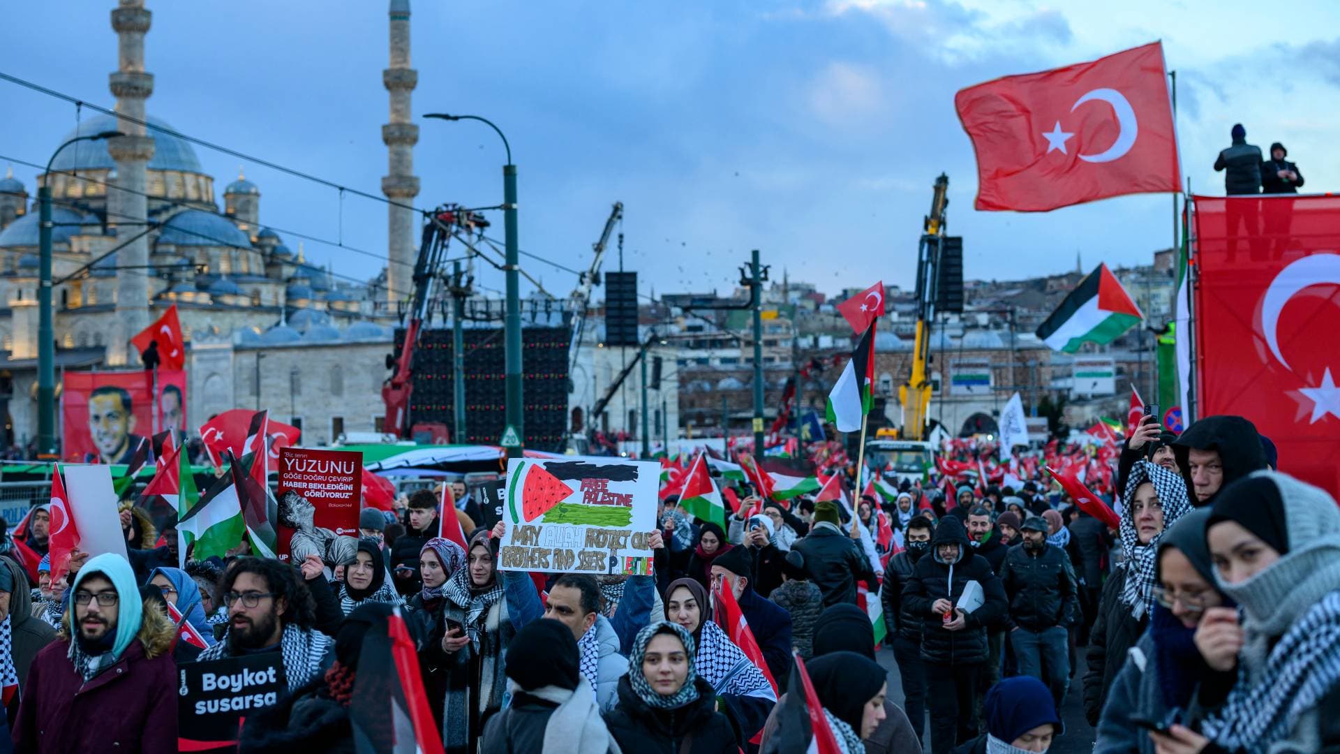 عشرات الآلاف يتجهون لجسر غالاطة في إسطنبول خلال مسيرة تضامنية مع فلسطين