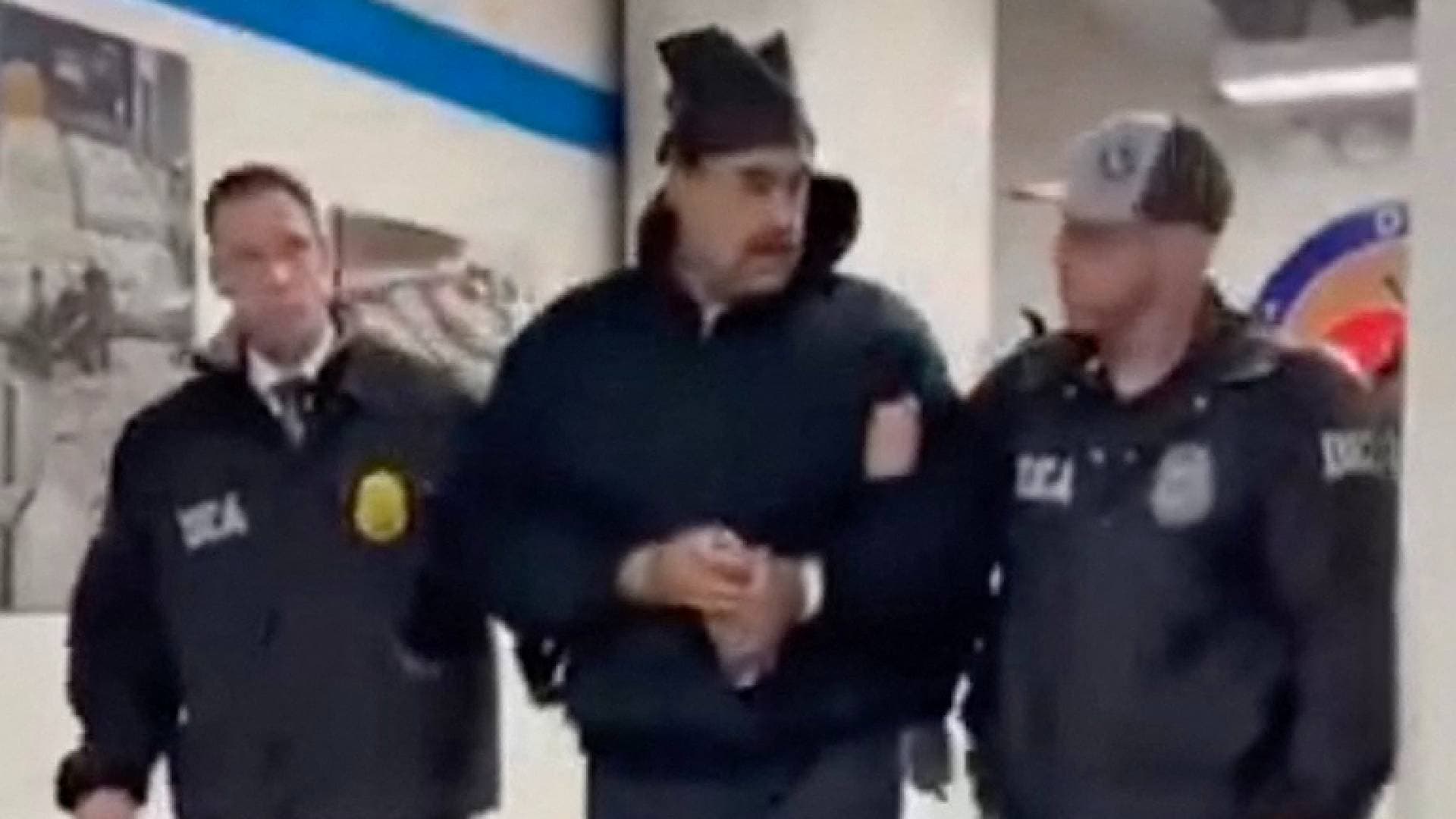البيت الأبيض ينشر اللقطات الأولى لمادورو داخل مقر "مكافحة المخدرات" في نيويورك.. ولائحة اتهام تكشف خبايا "كارتيل الشمس" -فيديو