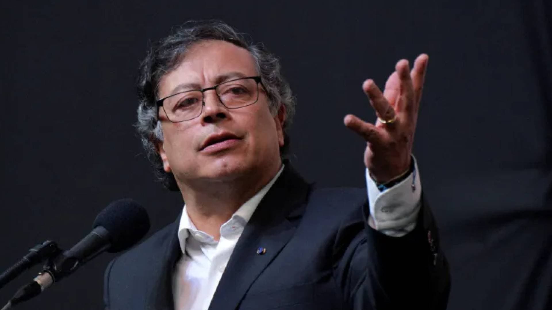 "توقف عن تشويه سمعتي".. بيترو يرد على "إهانات" ترمب.. وواشنطن تلويح بسيناريو فنزويلا في بوغوتا