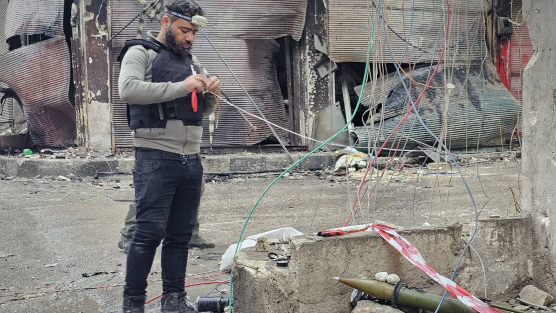 الداخلية السورية تفكك مواد متفجرة في حي الشيخ مقصود بحلب