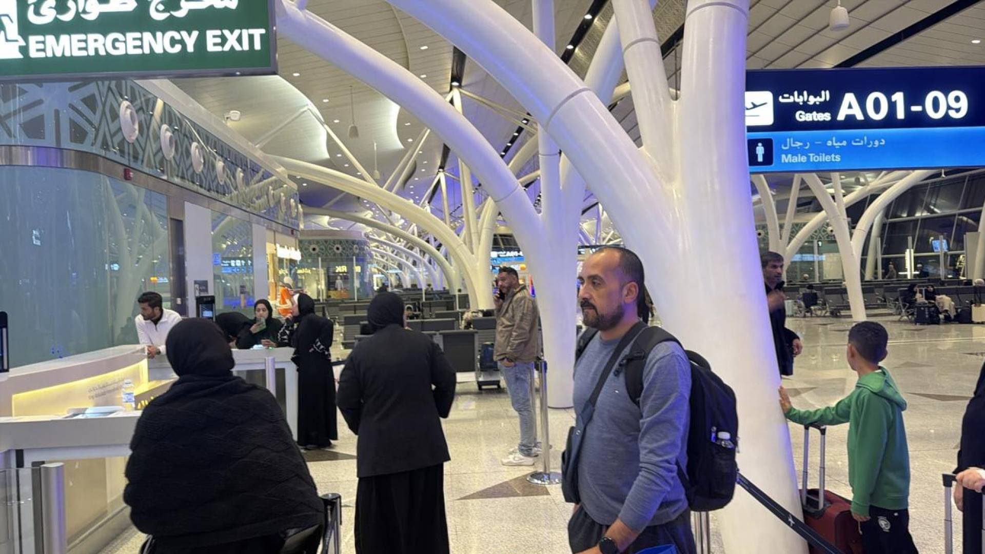 ليلة قاسية لمسافري "الملكية" في جدة.. استياء واسع بعد تعطل رحلة لمدة 12 ساعة -فيديو