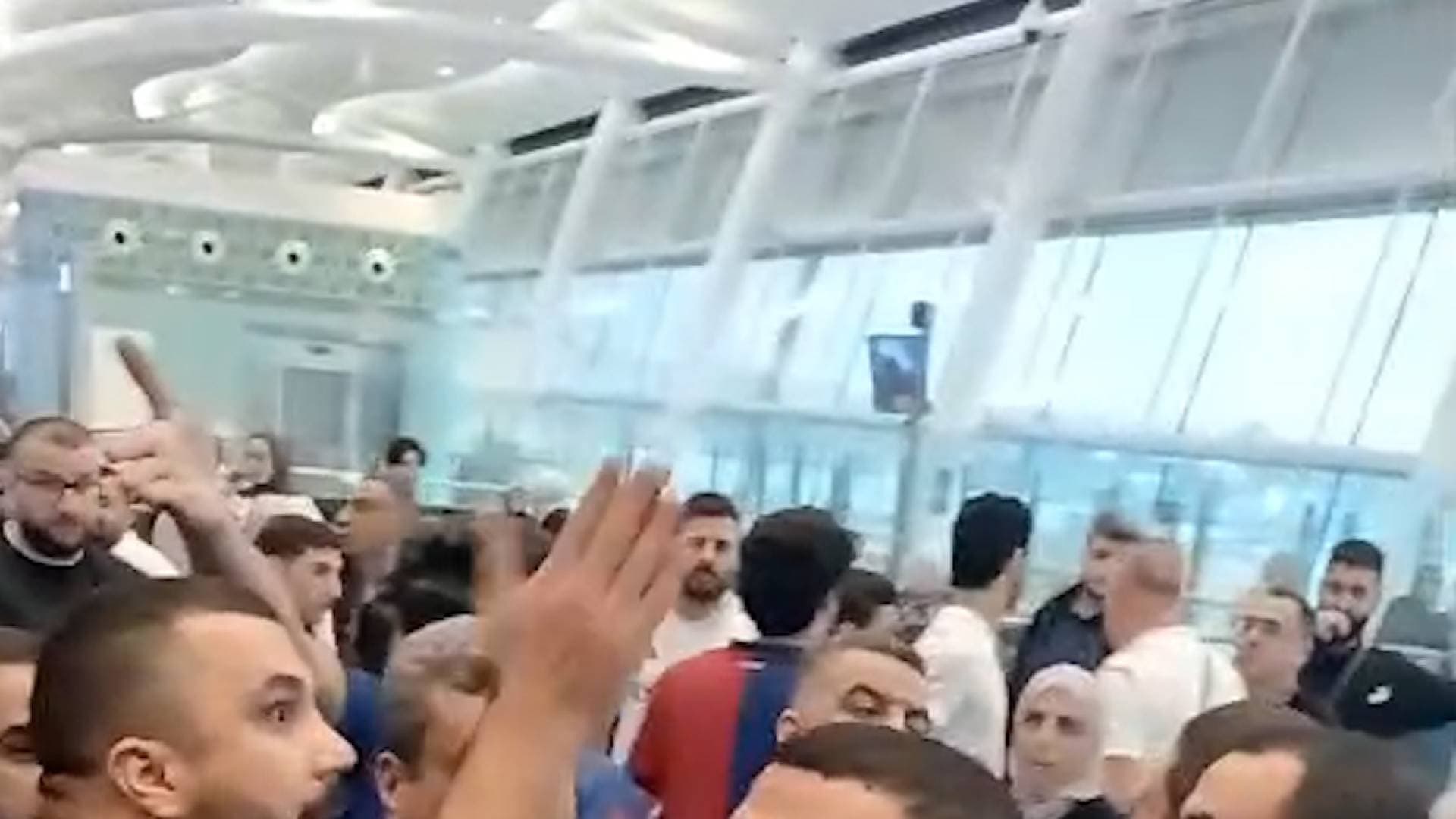 بعد معاناة دامت 24 ساعة.. وصول مسافري الملكية الأردنية العالقين في جدة إلى مطار الملكة علياء