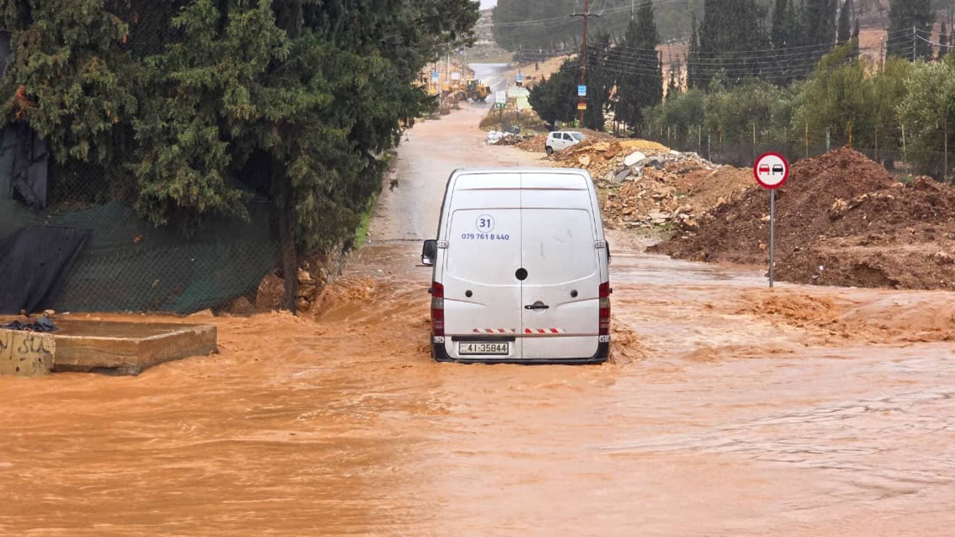 كاميرا "رؤيا" ترصد غرق مركبة جديدة في سيل قرب "نادي الجولف" جنوب عمان -فيديو