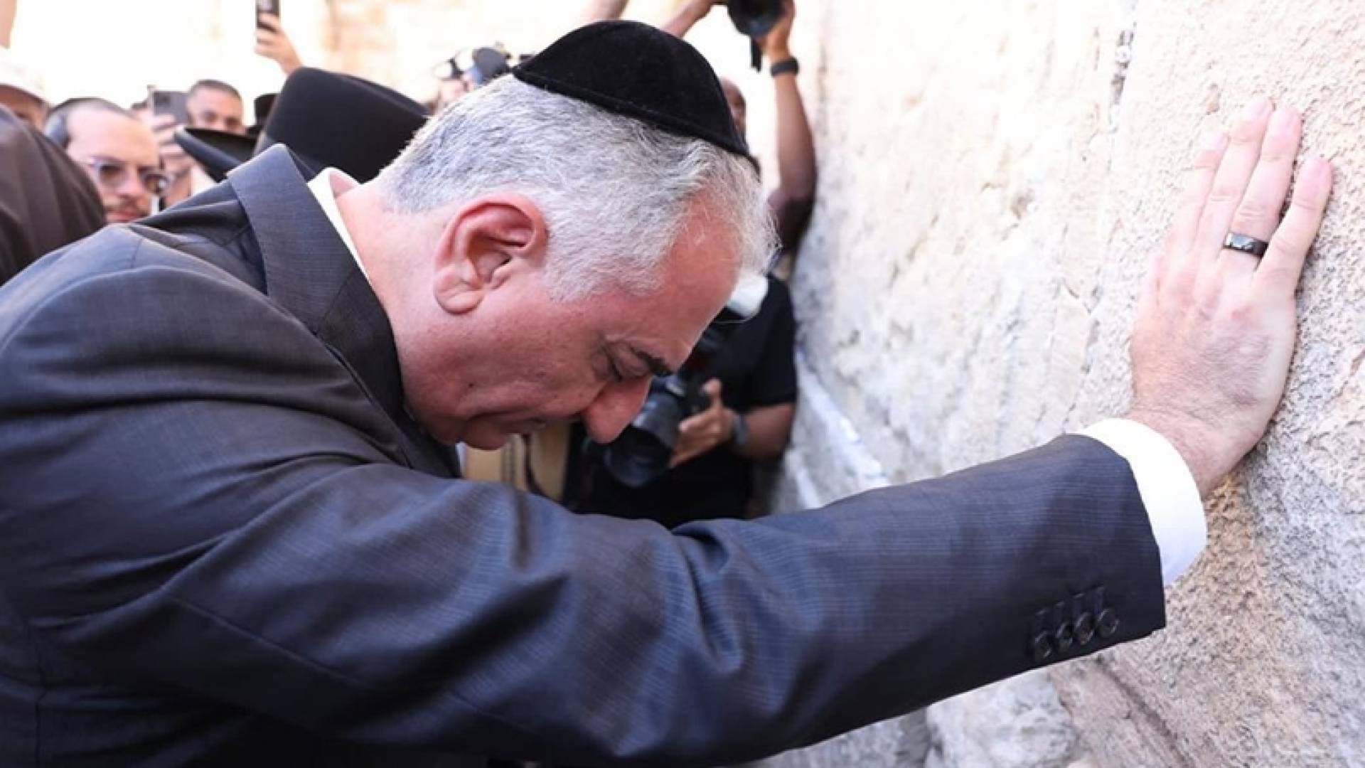رضا بهلوي.. نجل شاه إيران يعود إلى الواجهة من "تل أبيب وواشنطن" فمن هو؟