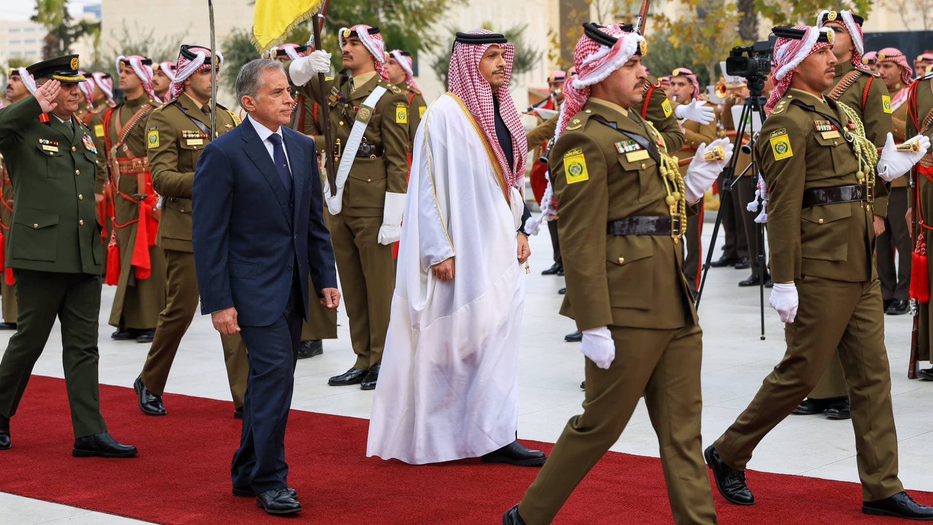 "حسان" يستقبل رئيس وزراء قطر ووزير خارجيتها في عمان