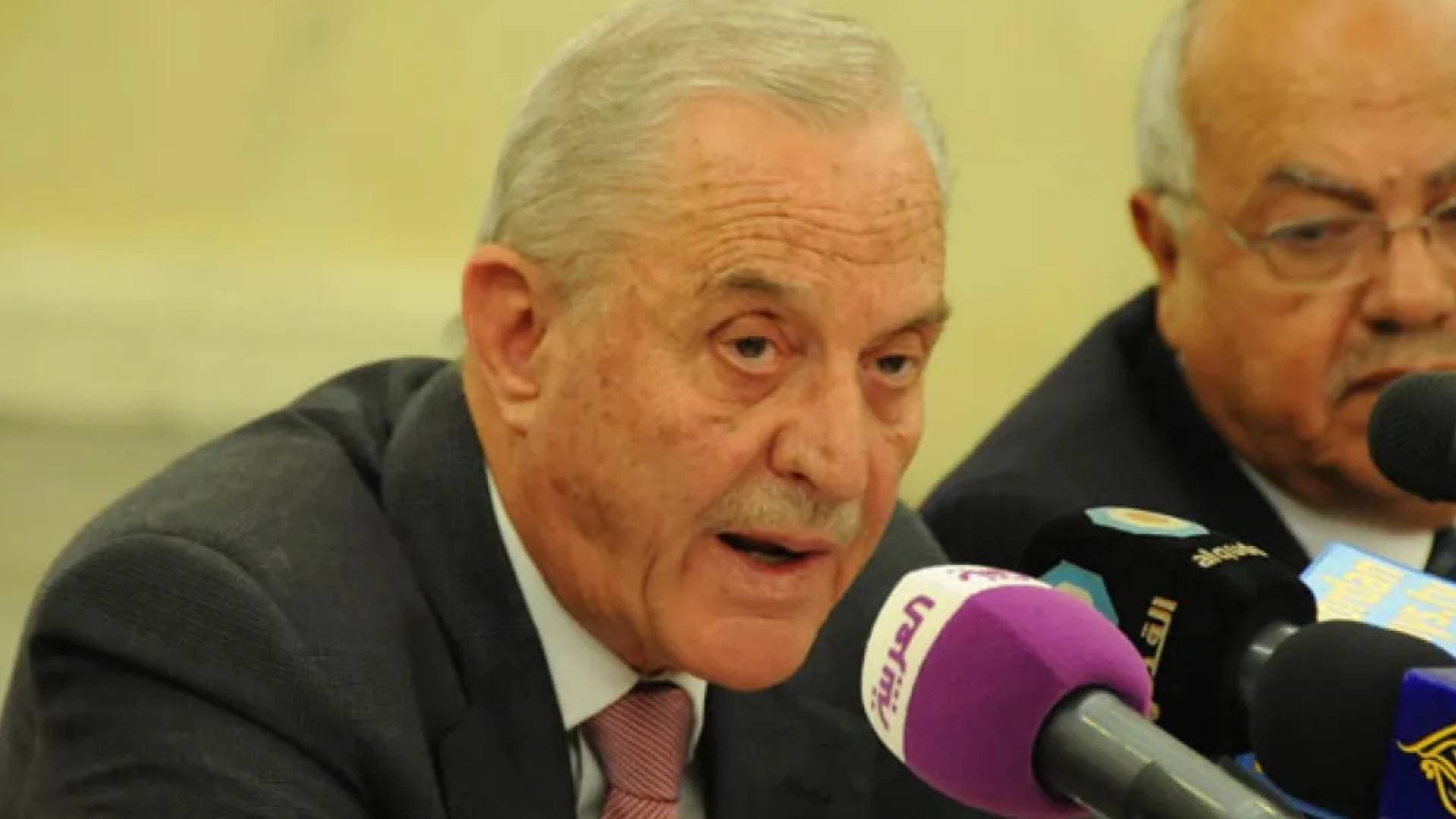 رئيس الوزراء الأسبق أحمد عبيدات في العناية المكثفة