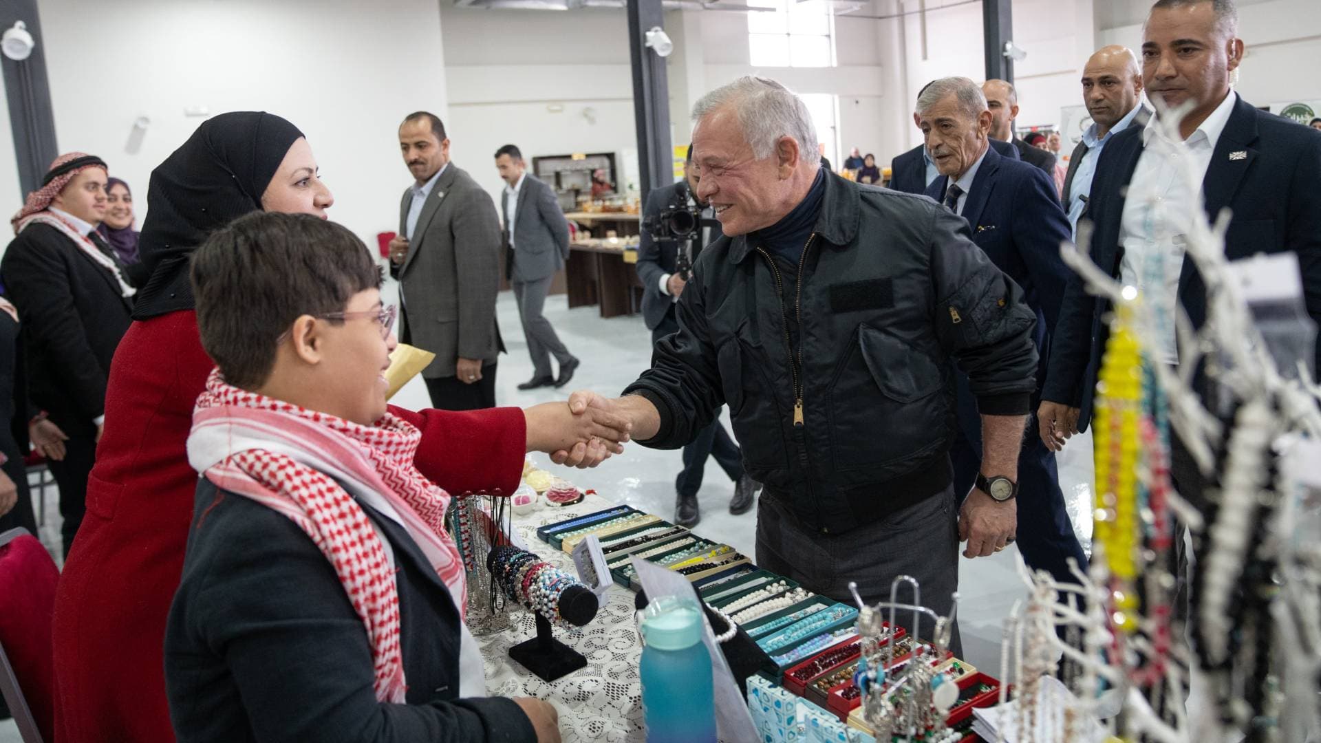 الملك يزور إربد ويفتتح مشاريع تنموية وخدمية ويلتقي وجهاء وممثلين عن أهالي المحافظة.. فيديو