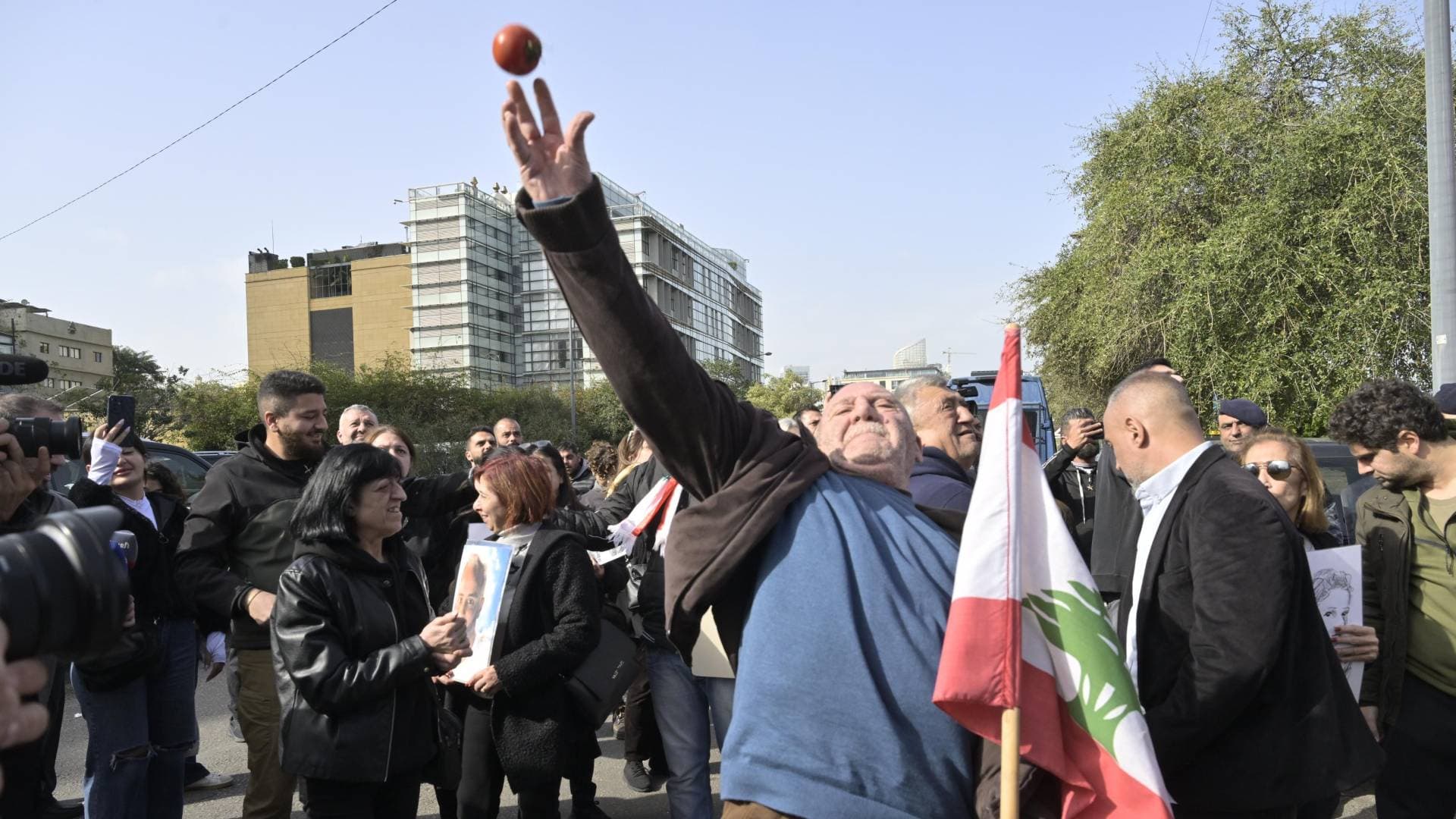 بالبندورة والغضب.. أهالي ضحايا المرفأ يرشقون مبنى الجمارك رفضا لتعيين "مدعى عليها" -فيديو