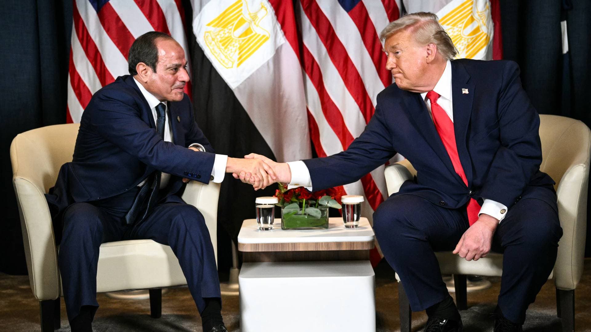 خطأ بروتوكولي أم إنقاذ موقف؟.. علم مصر في دافوس يظهر بـ "نسر ملصق يدويا"