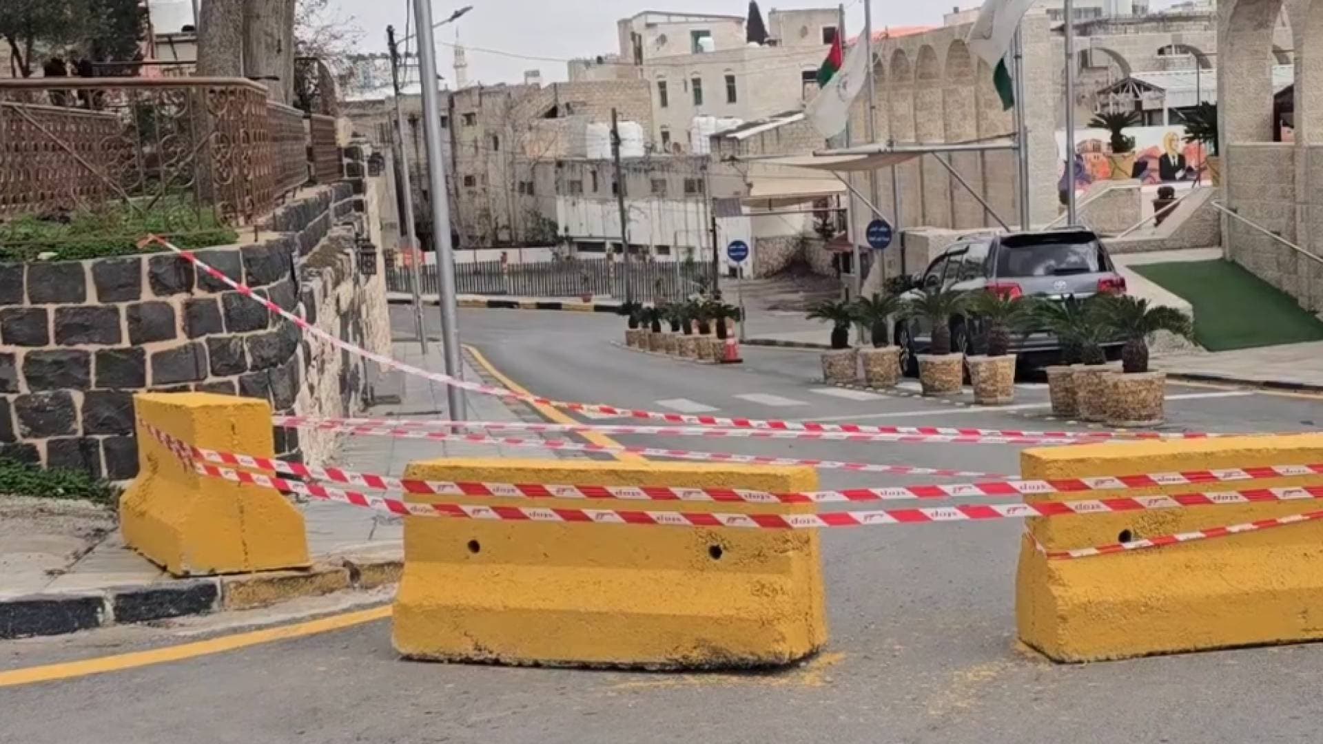 بلدية إربد تتخذ إجراءات احترازية في محيط "متحف السرايا" بعد رصد تصدعات في سوره..فيديو