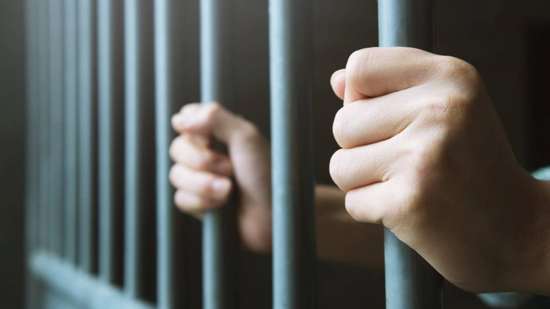 مكافحة الفساد: توقيف ثلاثة أشخاص استولوا على 218 ألف دينار بحكم وظائفهم