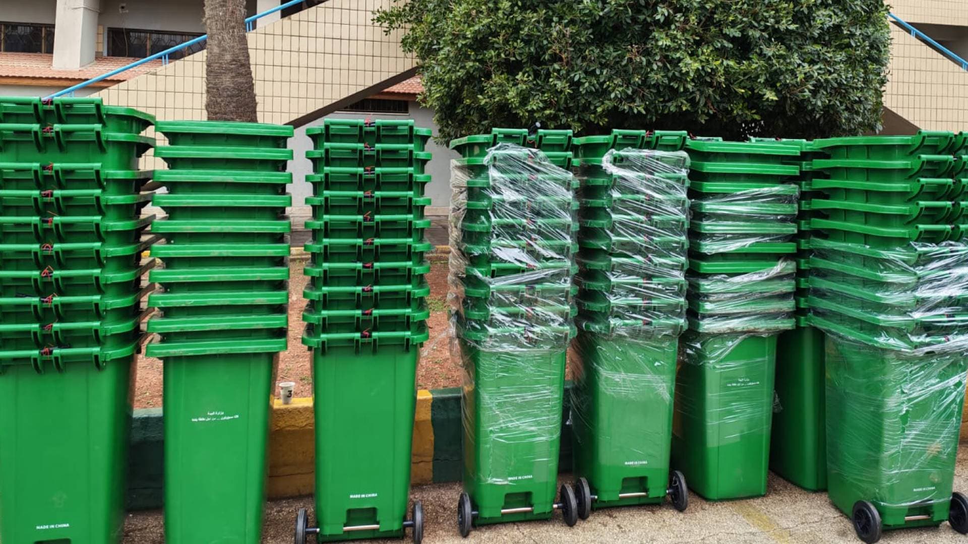 وزارة البيئة تدعم البلديات بحاويات نفايات جديدة
