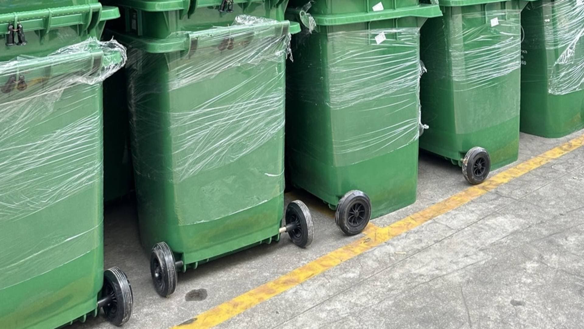 بلدية إربد الكبرى تطور منظومة النظافة بـ 300 حاوية بمواصفات عالمية لوسط المدينة