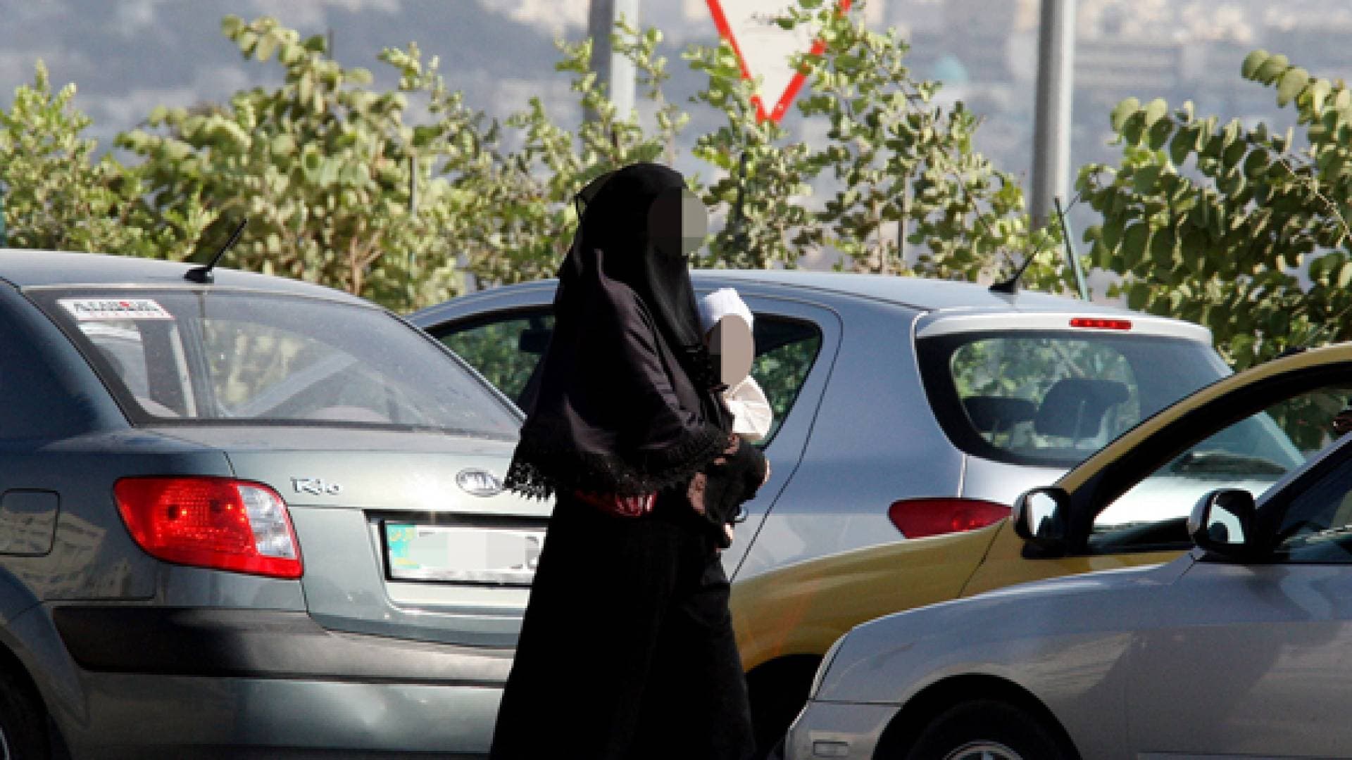 تحت غطاء بيع العلكة والمحارم.. أساليب "التسول المبطن" تغزو شوارع الأردن