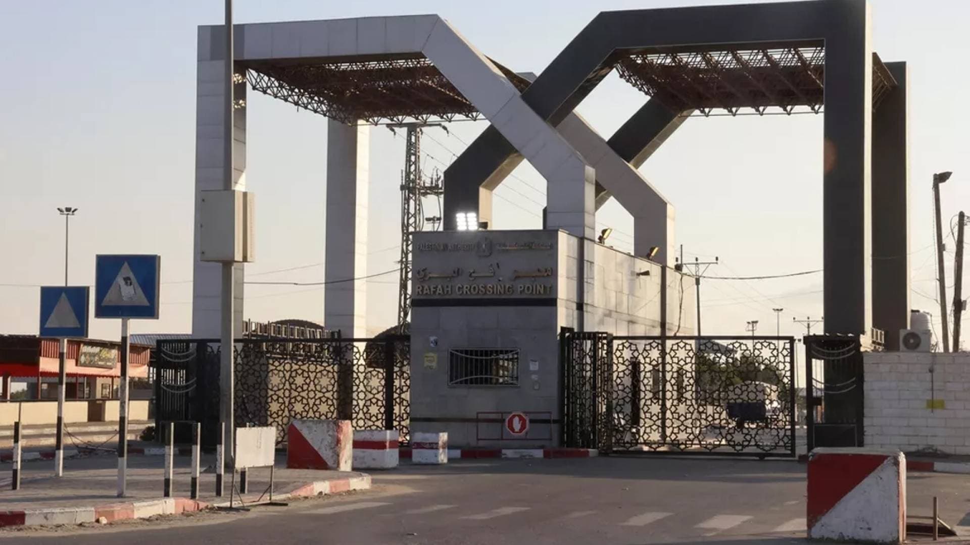 مسؤول مصري: استقبال أولى دفعات جرحى ومصابي قطاع غزة عبر معبر رفح
