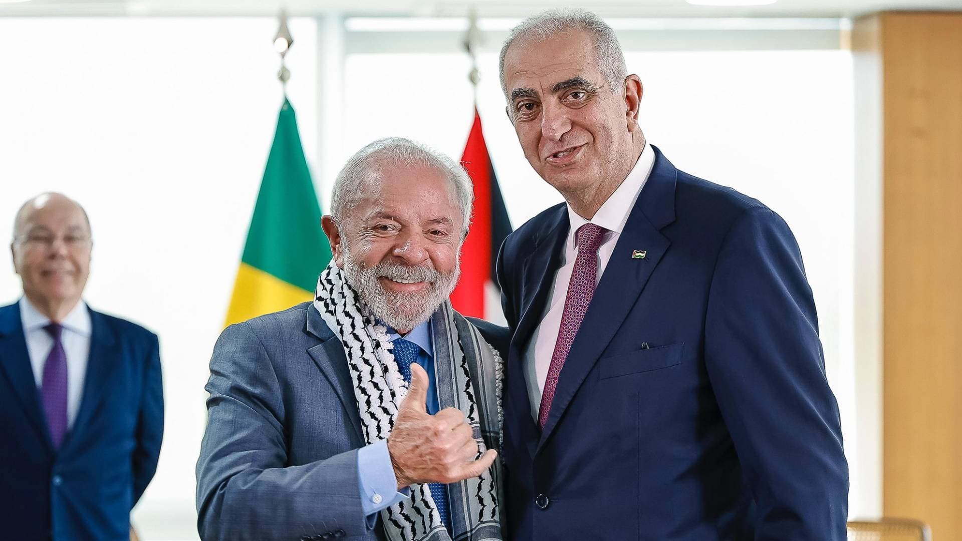 الكوفية على كتف "لولا".. مشهد استثنائي في القصر الرئاسي البرازيلي يتصدر المنصات -فيديو
