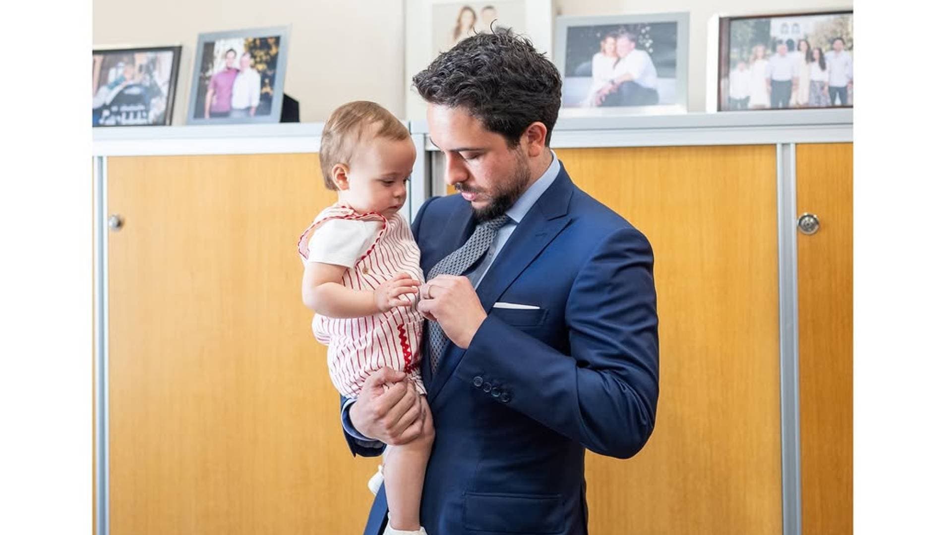 المصور الخاص لولي العهد ينشر صورة جديدة لسموه تجمعه بالأميرة ايمان بنت الحسين في الحسينية