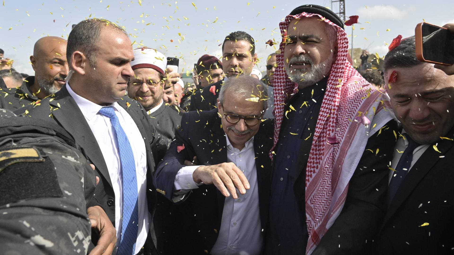 أهالي يارين اللبنانية يستقبلون رئيس الحكومة بالعباءة والورد - فيديو