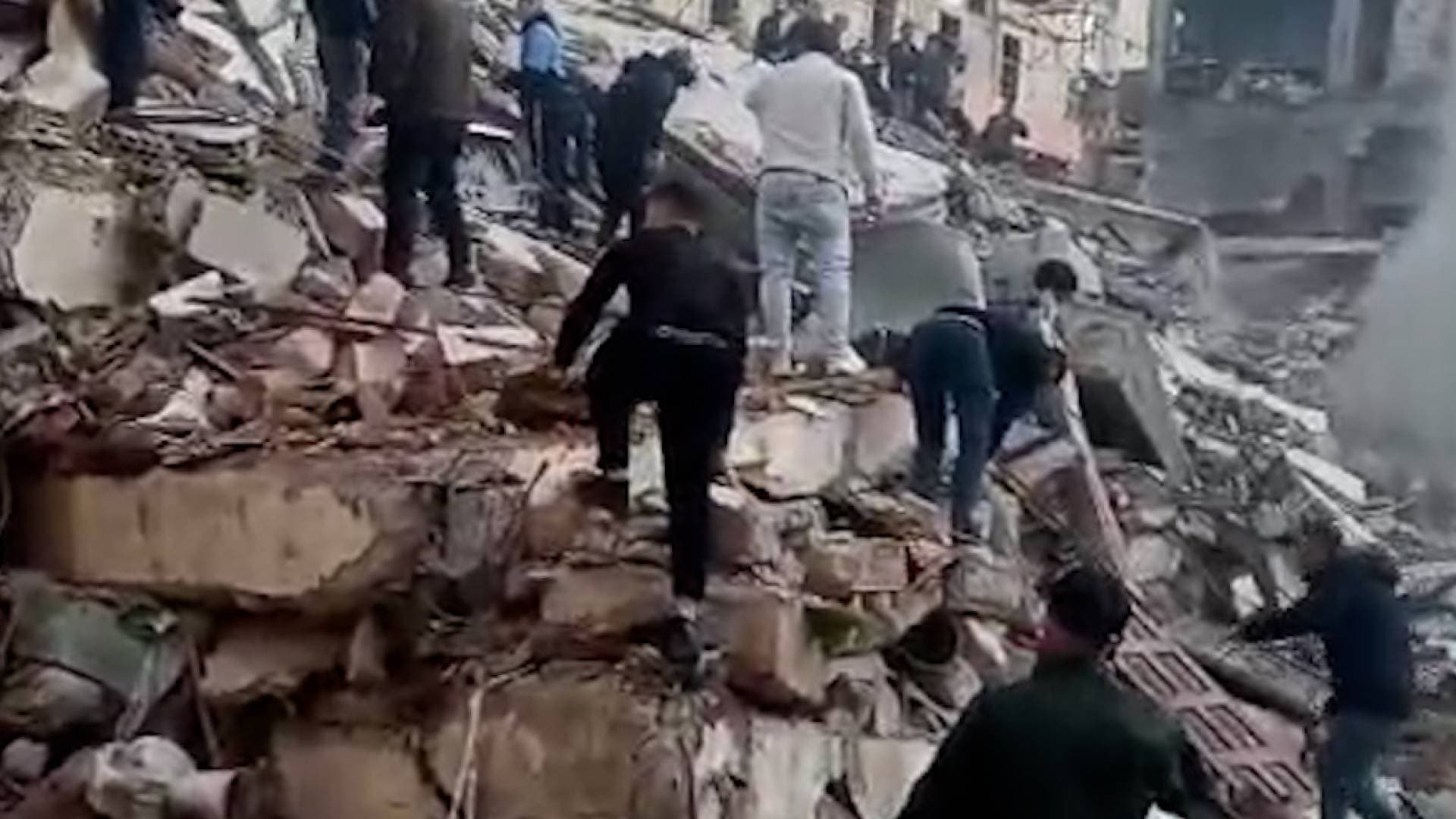الدفاع المدني اللبناني: ارتفاع حصيلة ضحايا انهيار "باب التبانة" إلى 9 والبحث مستمر عن 8 مفقودين -فيديو
