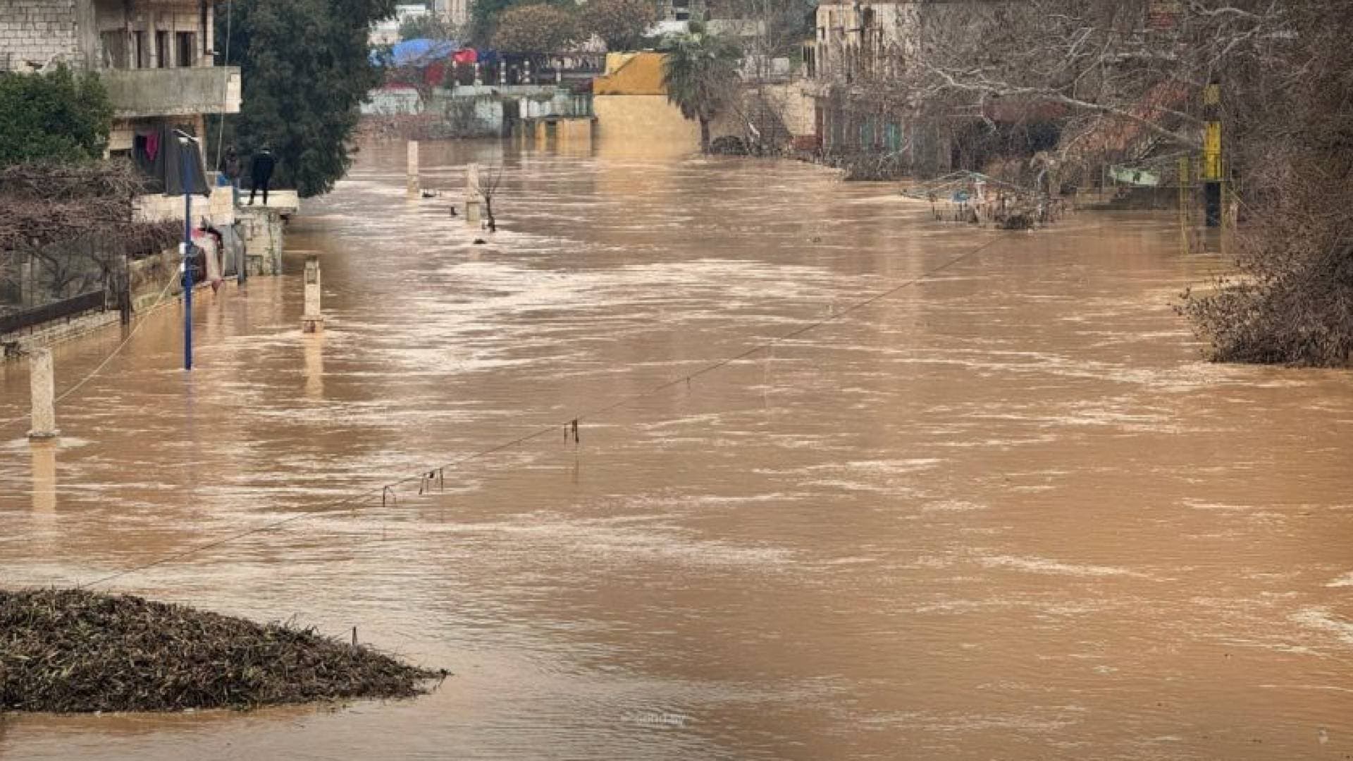 الفيضانات تعصف بـ 24 مخيما للنازحين وتشرد آلاف العائلات  بـ "إدلب" في سوريا -فيديو