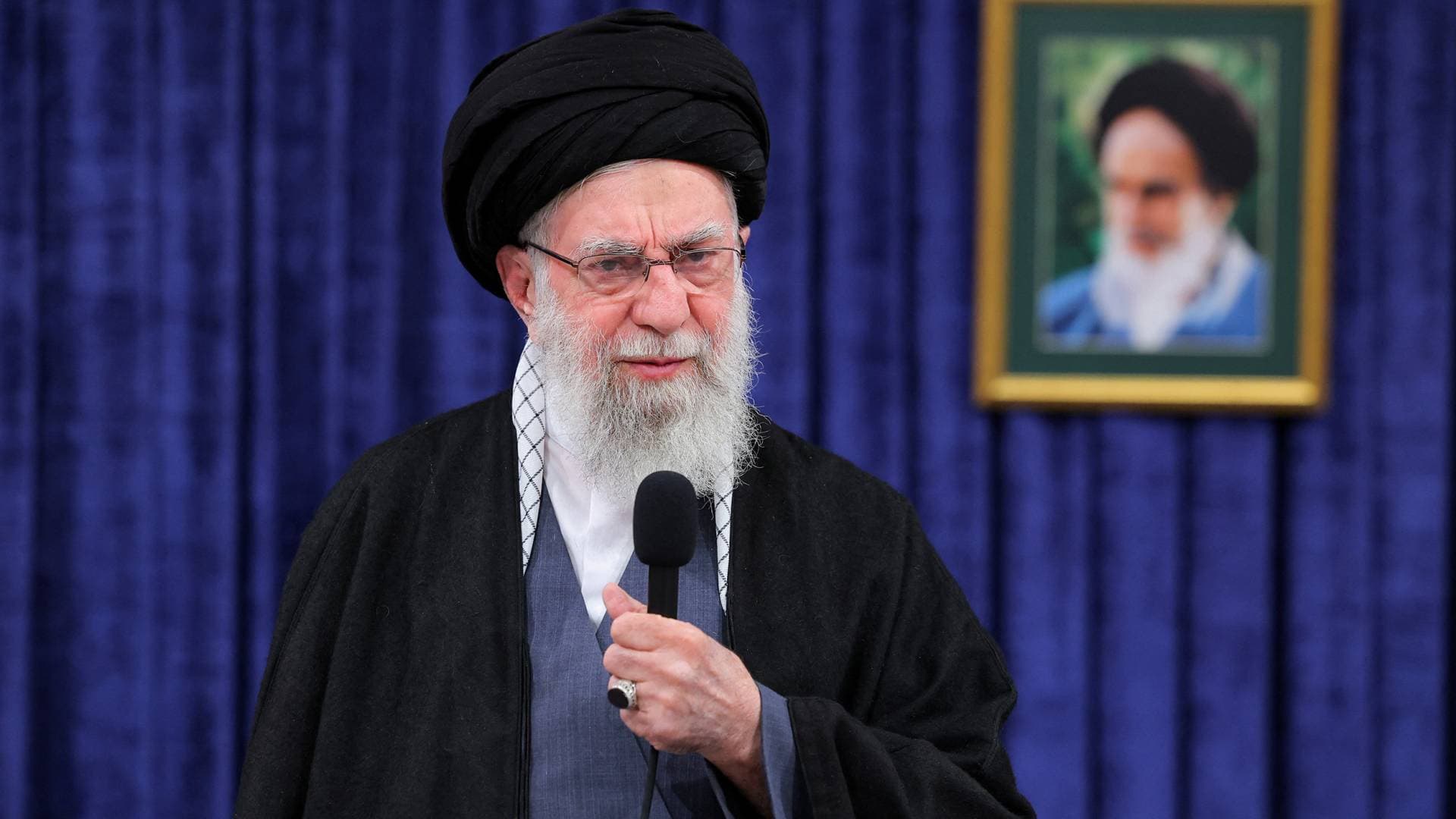 عفو مشروط في طهران: "خامنئي" يمنح الحرية لـ 2000 مدان ويستثني بمرسوم رسمي "معتقلي الاحتجاجات"